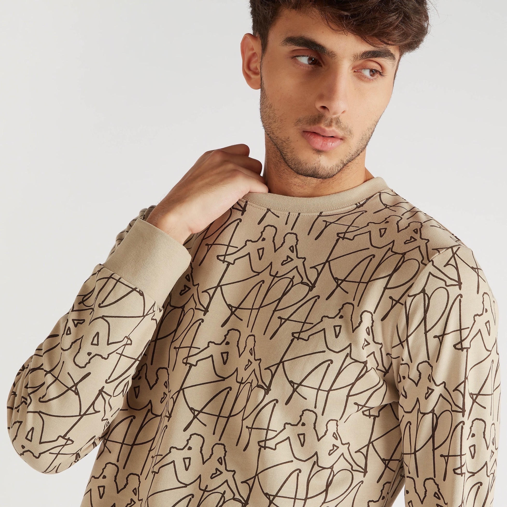 سويت شيرت بأكمام طويلة وياقة ضيّقة وطبعات بالكامل من كابا-men-winterwear-hoodiesandsweatshirts-image-2