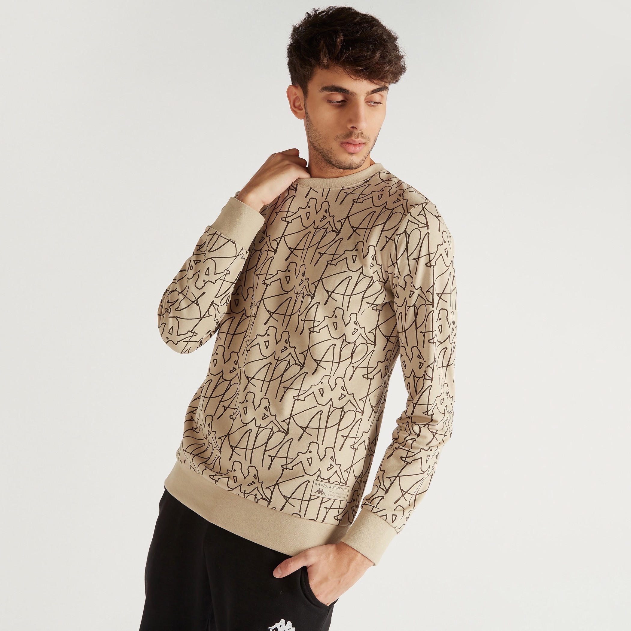 سويت شيرت بأكمام طويلة وياقة ضيّقة وطبعات بالكامل من كابا-men-winterwear-hoodiesandsweatshirts-image-5