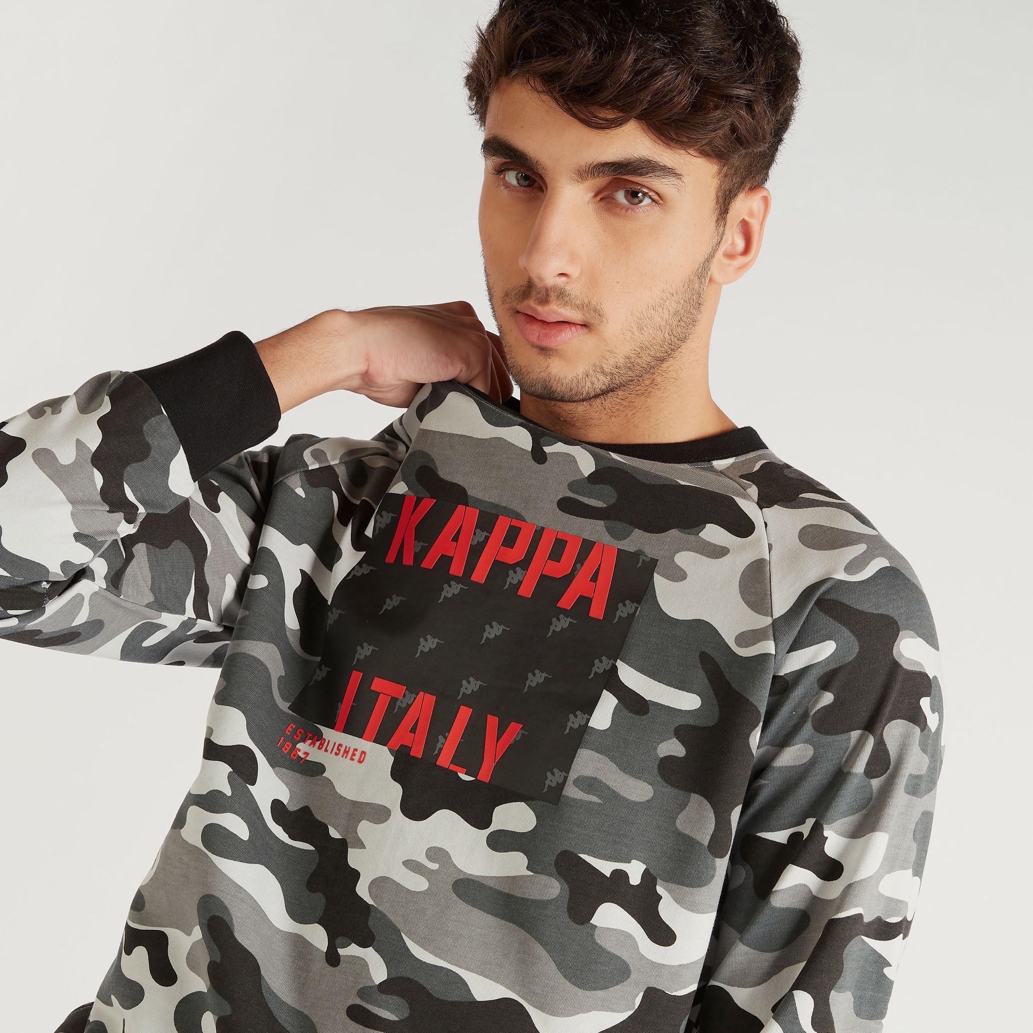 سويت شيرت بأكمام طويلة وطبعات مموهة من كابا-men-winterwear-hoodiesandsweatshirts-image-1