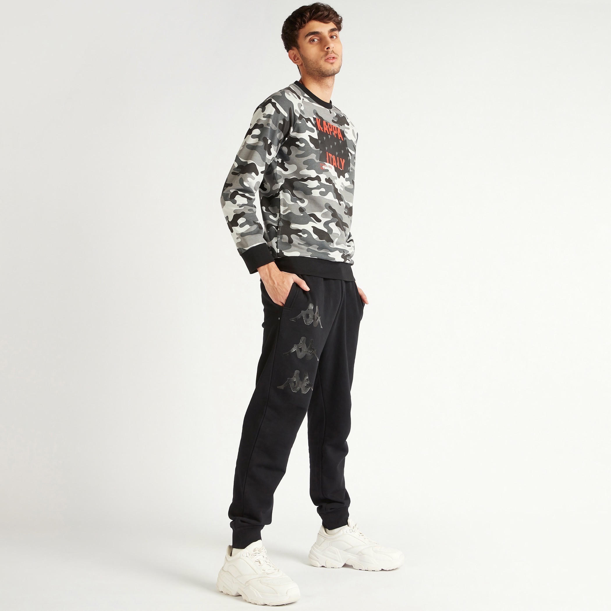 سويت شيرت بأكمام طويلة وطبعات مموهة من كابا-men-winterwear-hoodiesandsweatshirts-image-2