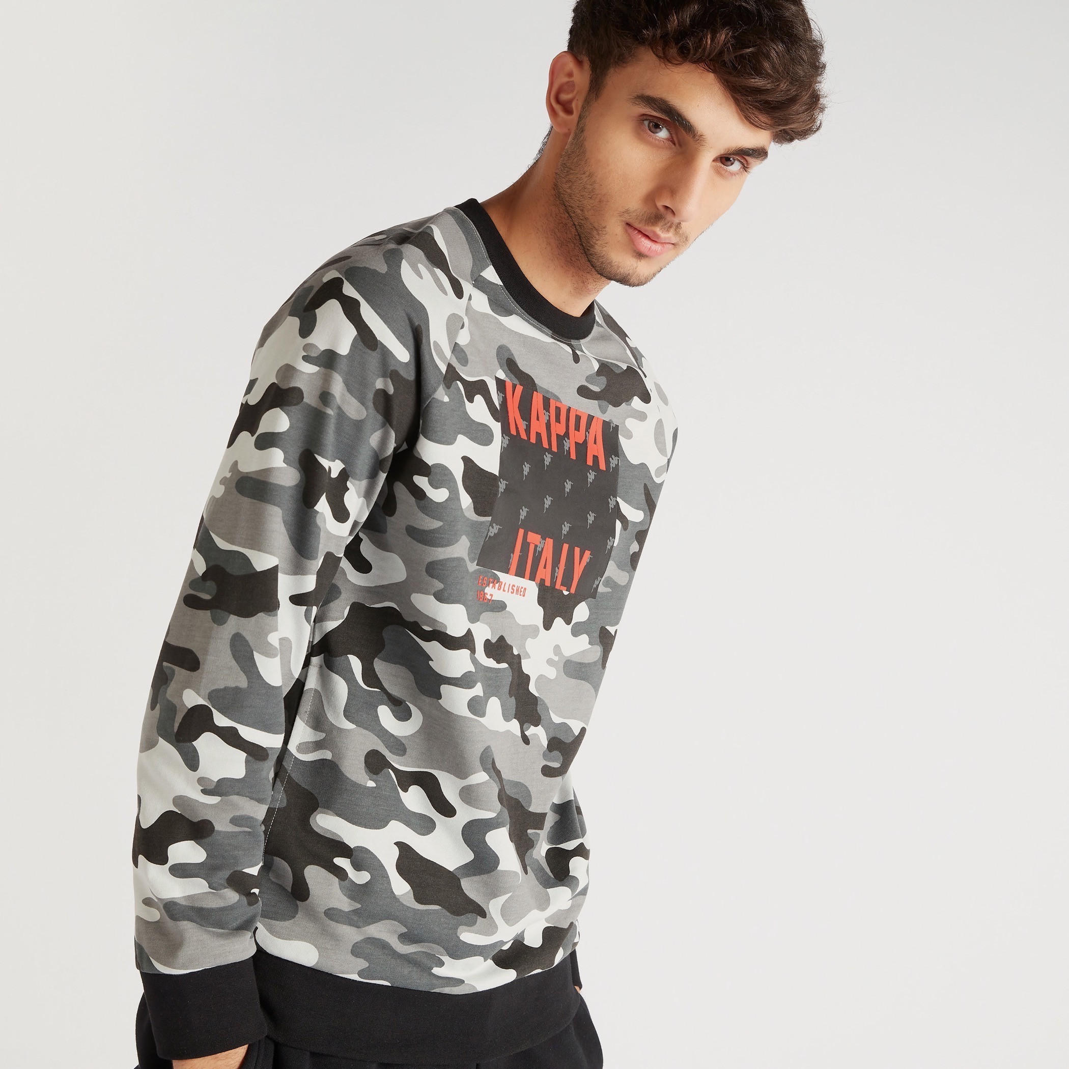 سويت شيرت بأكمام طويلة وطبعات مموهة من كابا-men-winterwear-hoodiesandsweatshirts-image-3