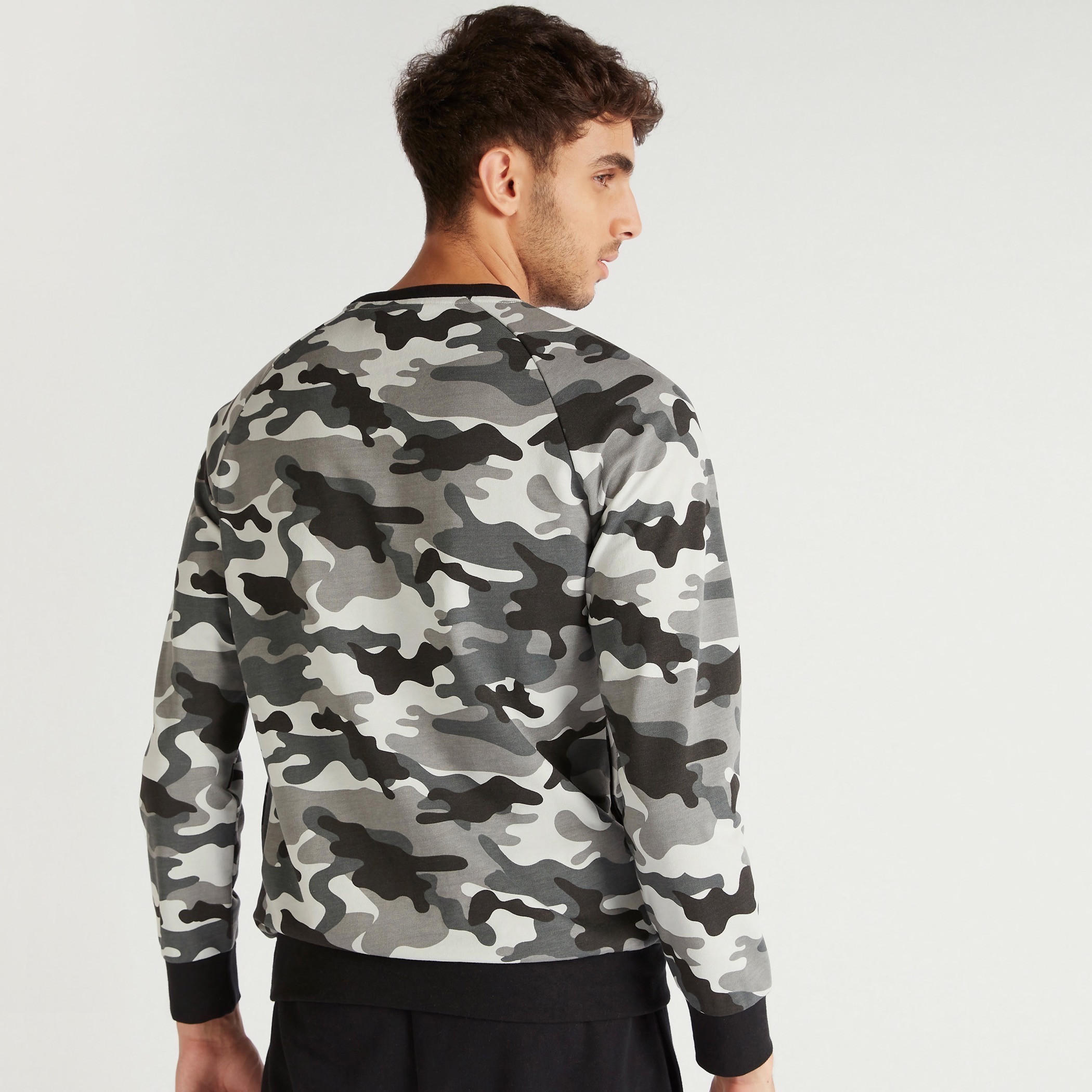 سويت شيرت بأكمام طويلة وطبعات مموهة من كابا-men-winterwear-hoodiesandsweatshirts-image-4