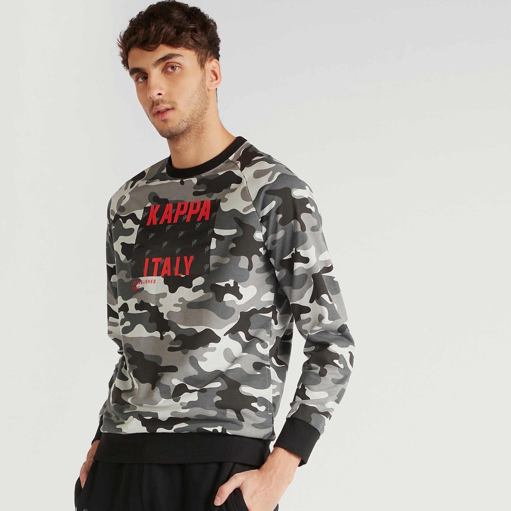 سويت شيرت بأكمام طويلة وطبعات مموهة من كابا-men-winterwear-hoodiesandsweatshirts-image-5