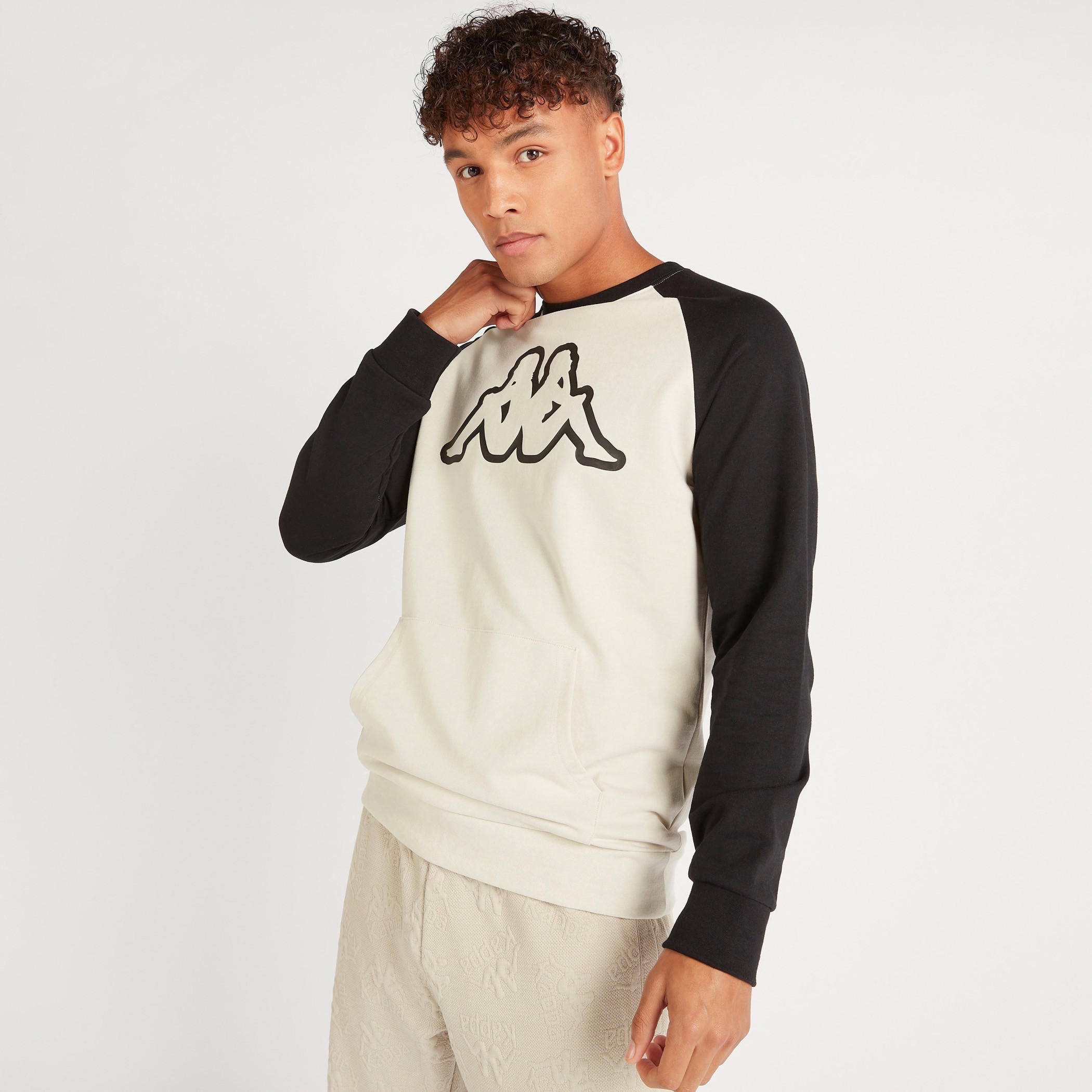 سويت شيرت بياقة ضيقة وأكمام طويلة وطبعات من كابا-men-winterwear-hoodiesandsweatshirts-image-1