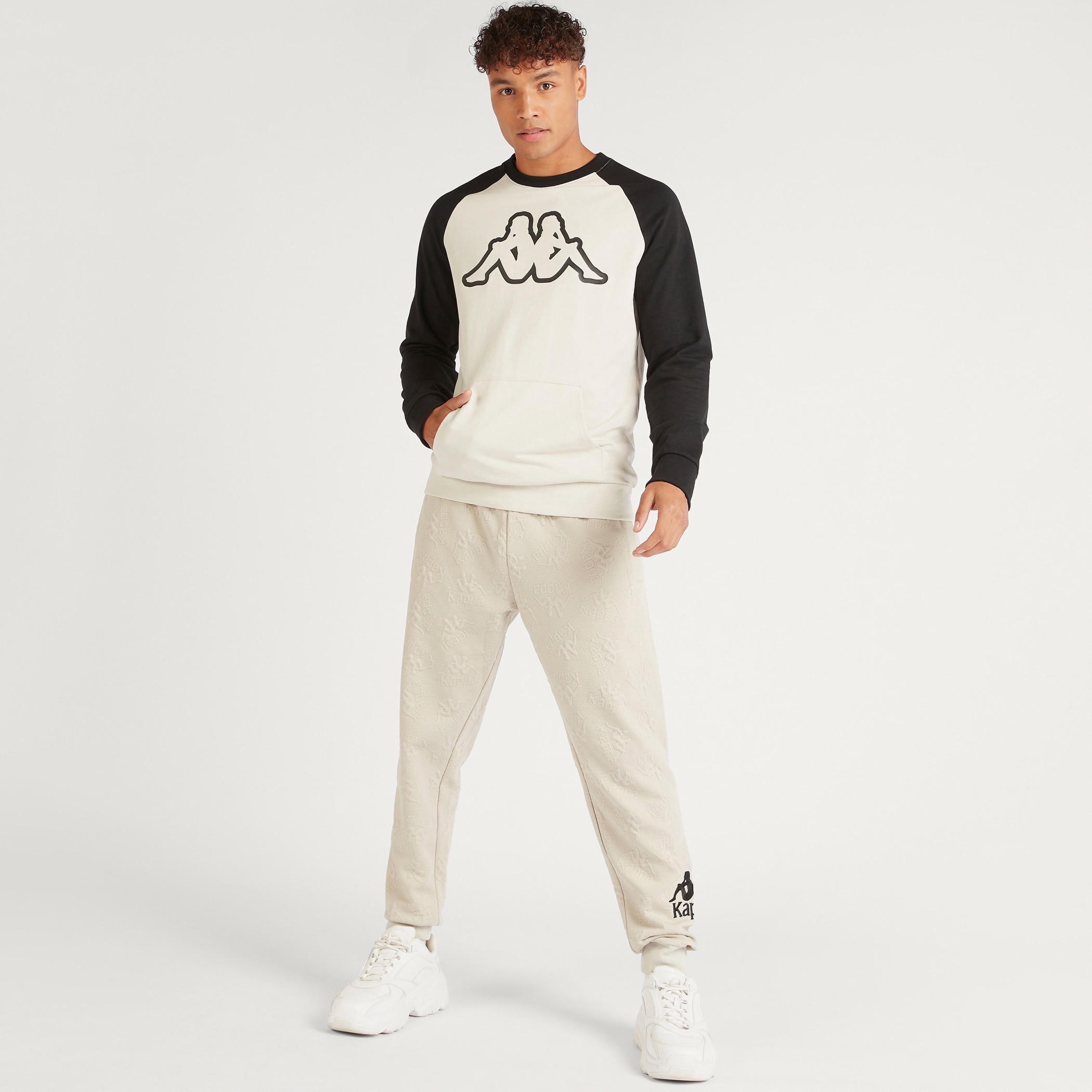 سويت شيرت بياقة ضيقة وأكمام طويلة وطبعات من كابا-men-winterwear-hoodiesandsweatshirts-image-2