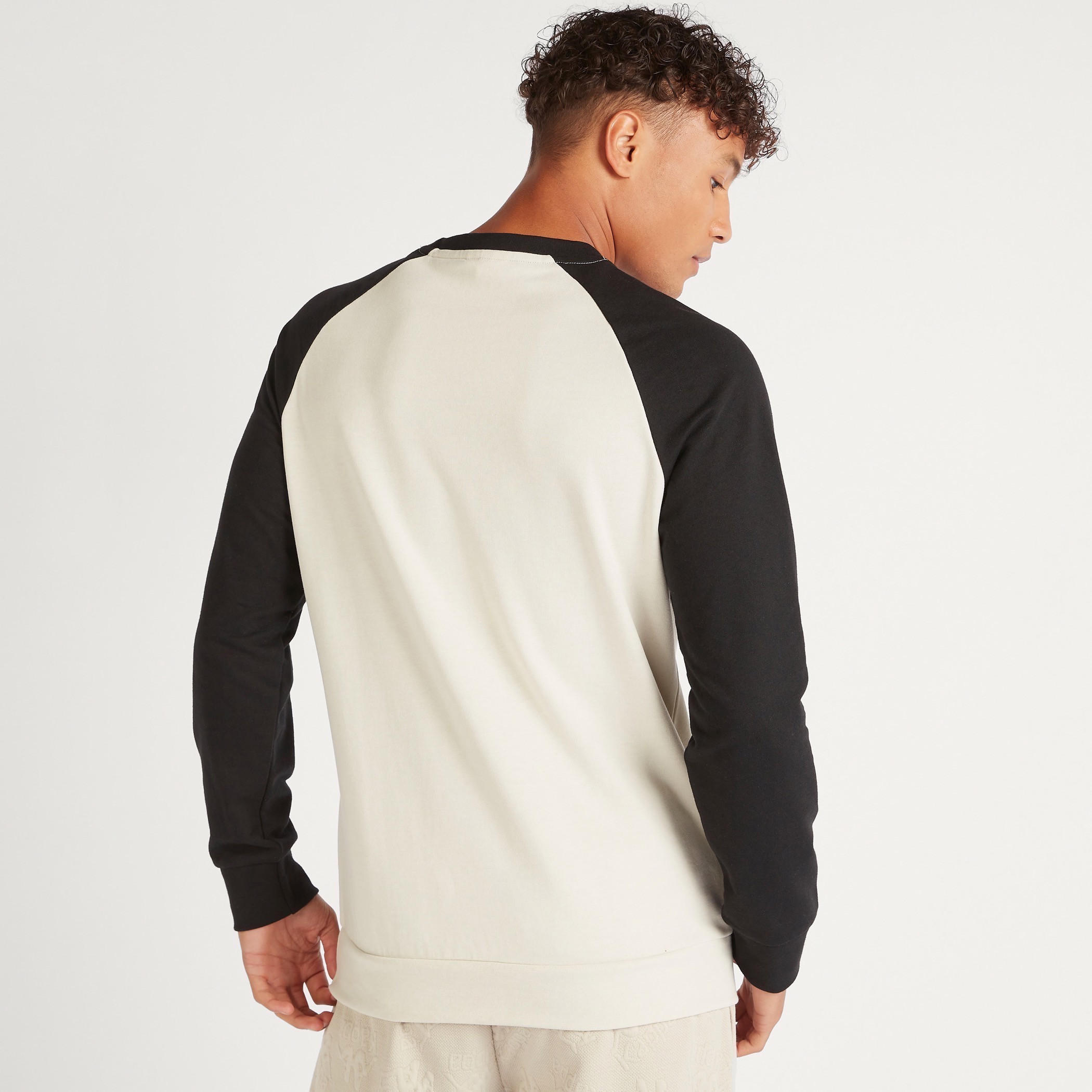 سويت شيرت بياقة ضيقة وأكمام طويلة وطبعات من كابا-men-winterwear-hoodiesandsweatshirts-image-4
