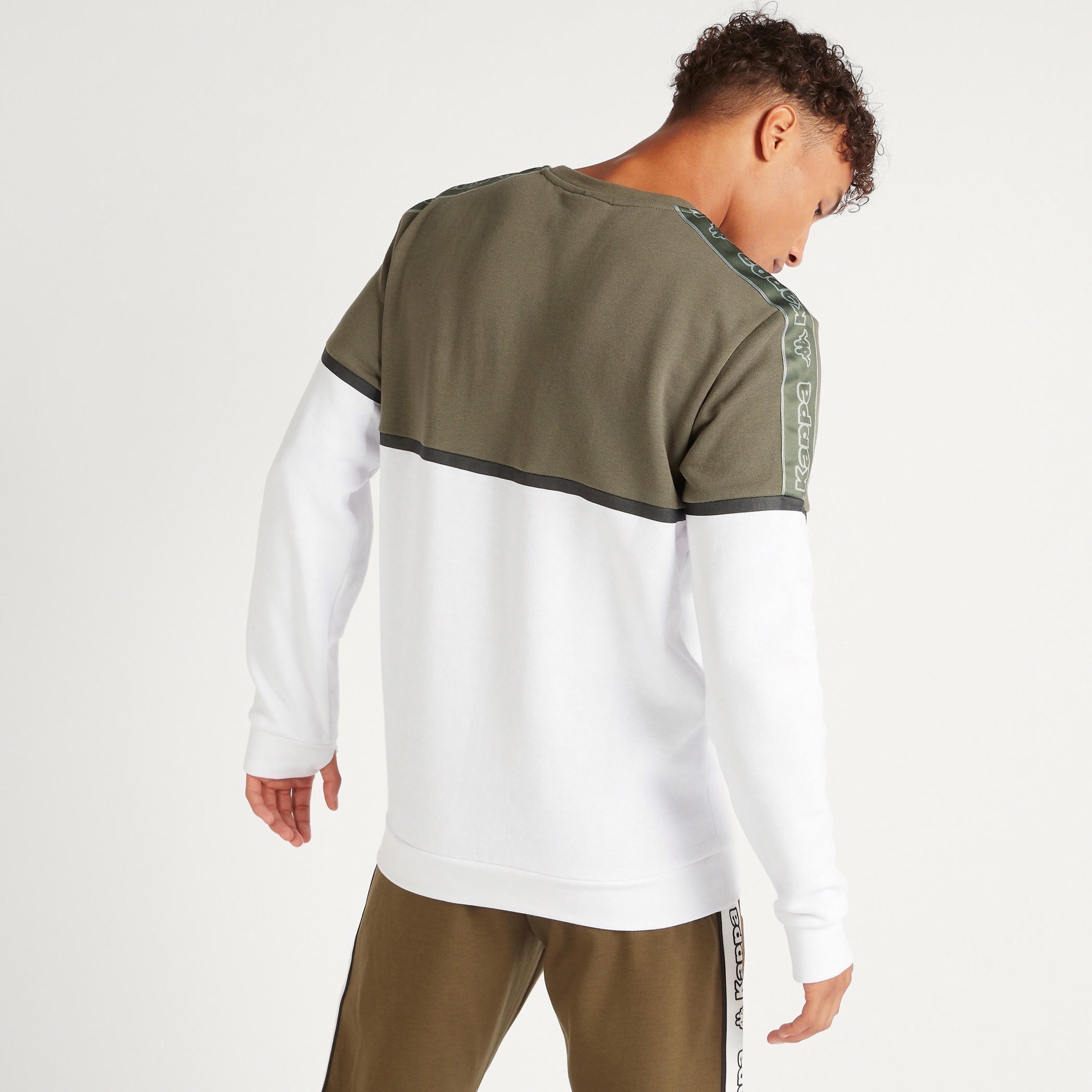 سويت شيرت بياقة ضيّقة وأكمام طويلة وطبعات من كابا-men-winterwear-hoodiesandsweatshirts-image-4