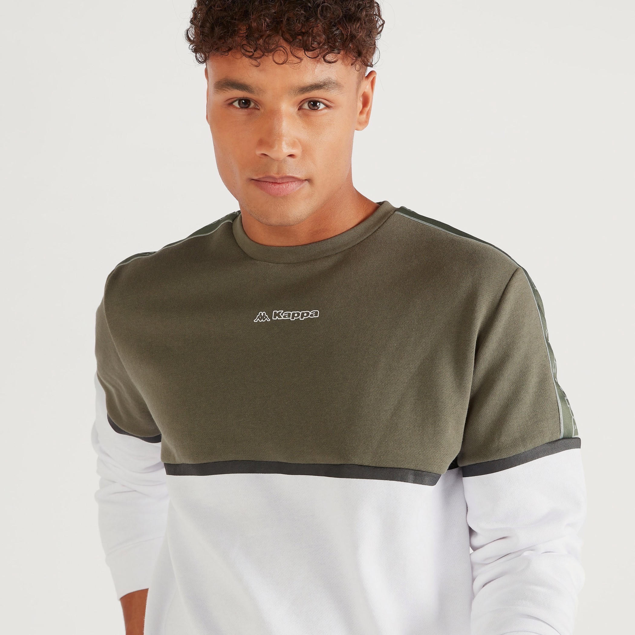 سويت شيرت بياقة ضيّقة وأكمام طويلة وطبعات من كابا-men-winterwear-hoodiesandsweatshirts-image-5