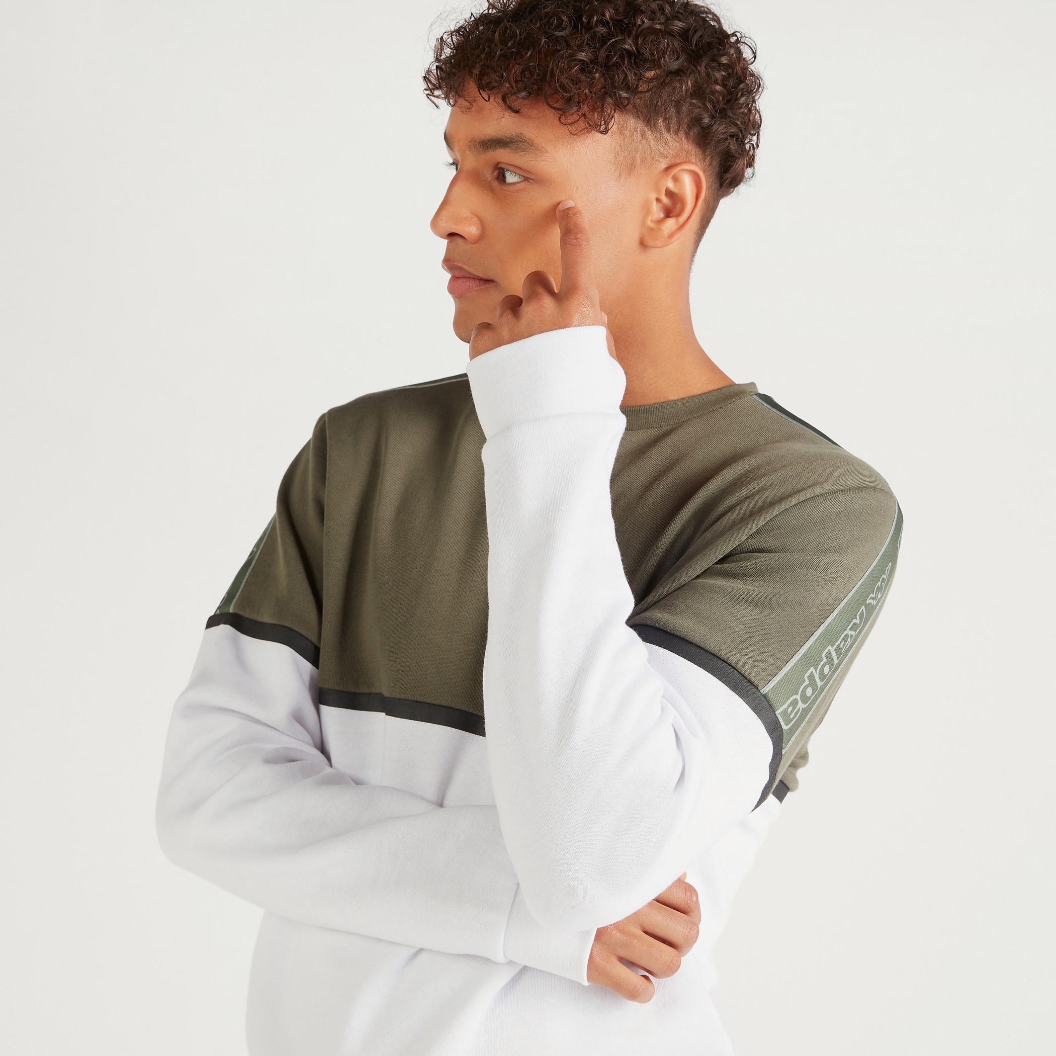 سويت شيرت بياقة ضيّقة وأكمام طويلة وطبعات من كابا-men-winterwear-hoodiesandsweatshirts-image-6