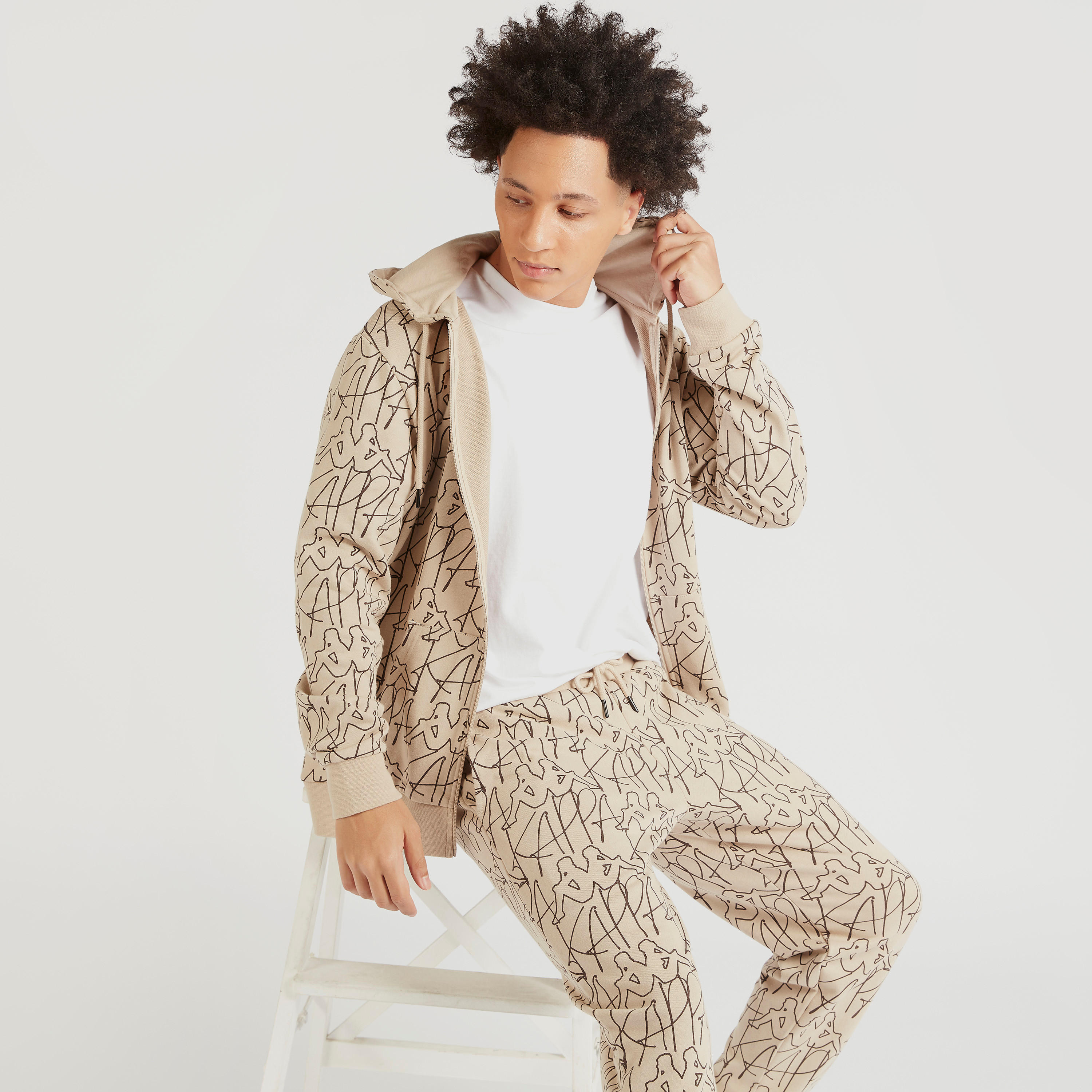 سويت شيرت بقبعّة وطبعات وسحّاب إغلاق وجيوب من كابا-men-winterwear-hoodiesandsweatshirts-image-1