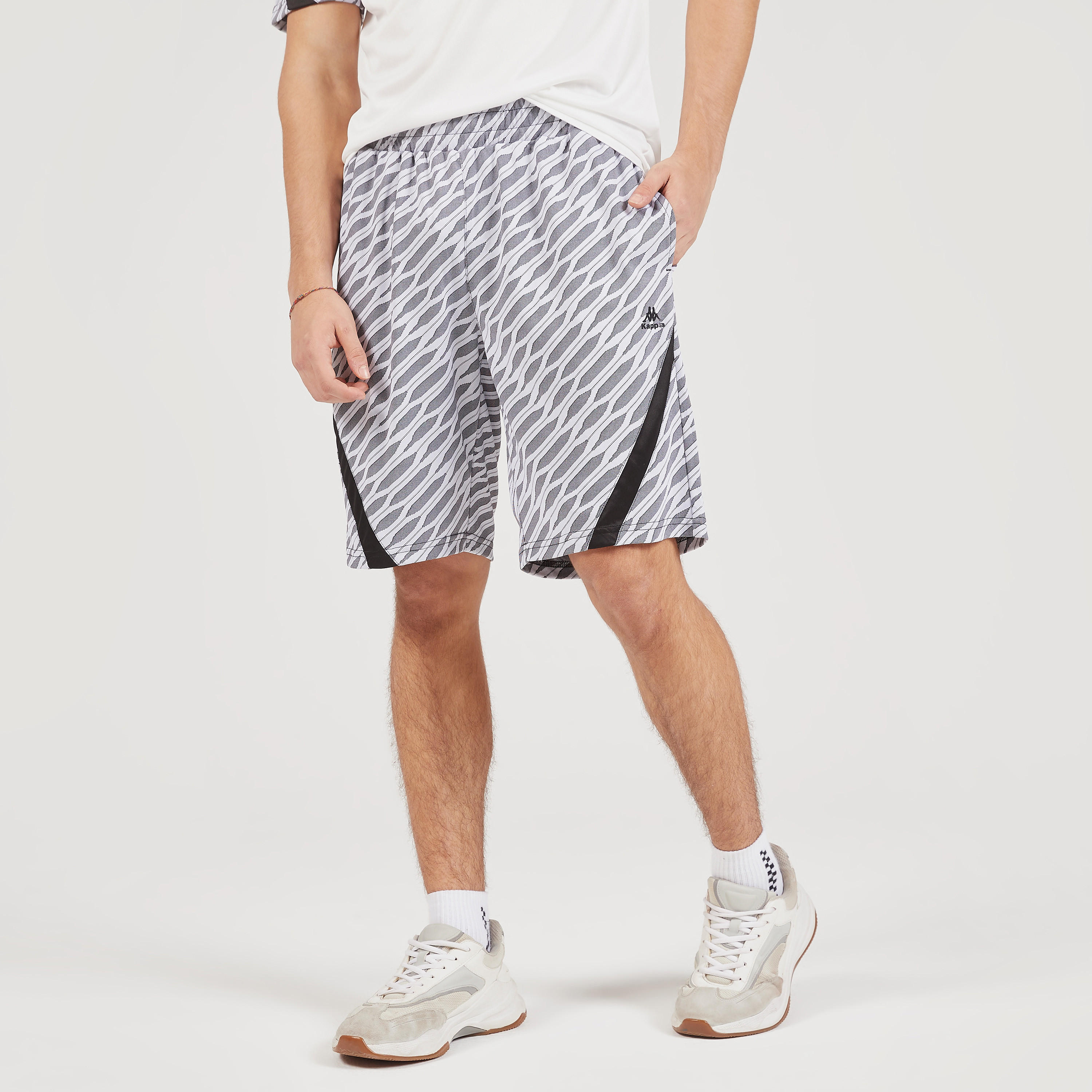 شورت بخصر مطّاطي وجيوب وطبعات من كابا-men-clothing-sportswearandactivewear-bottoms-image-1