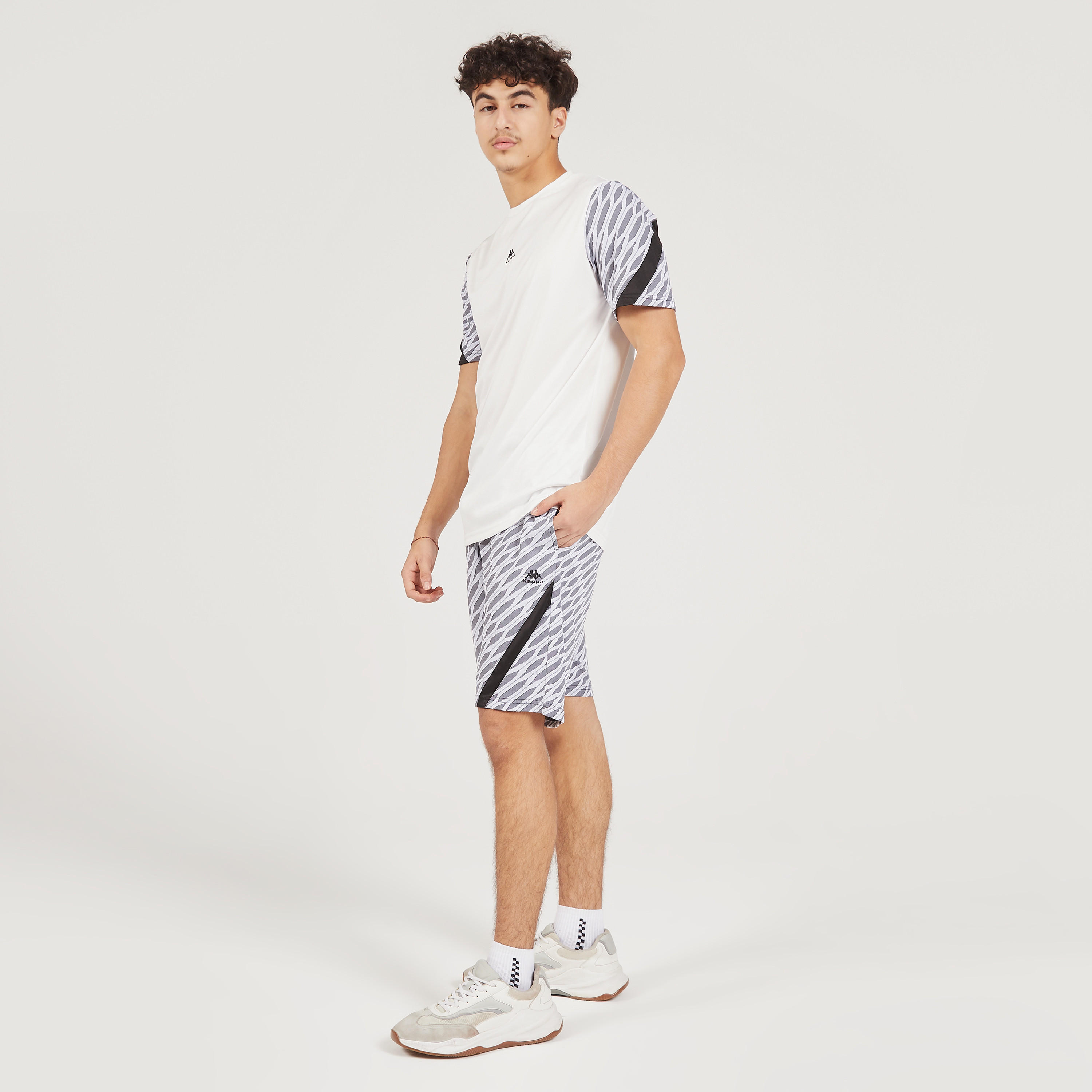 شورت بخصر مطّاطي وجيوب وطبعات من كابا-men-clothing-sportswearandactivewear-bottoms-image-2