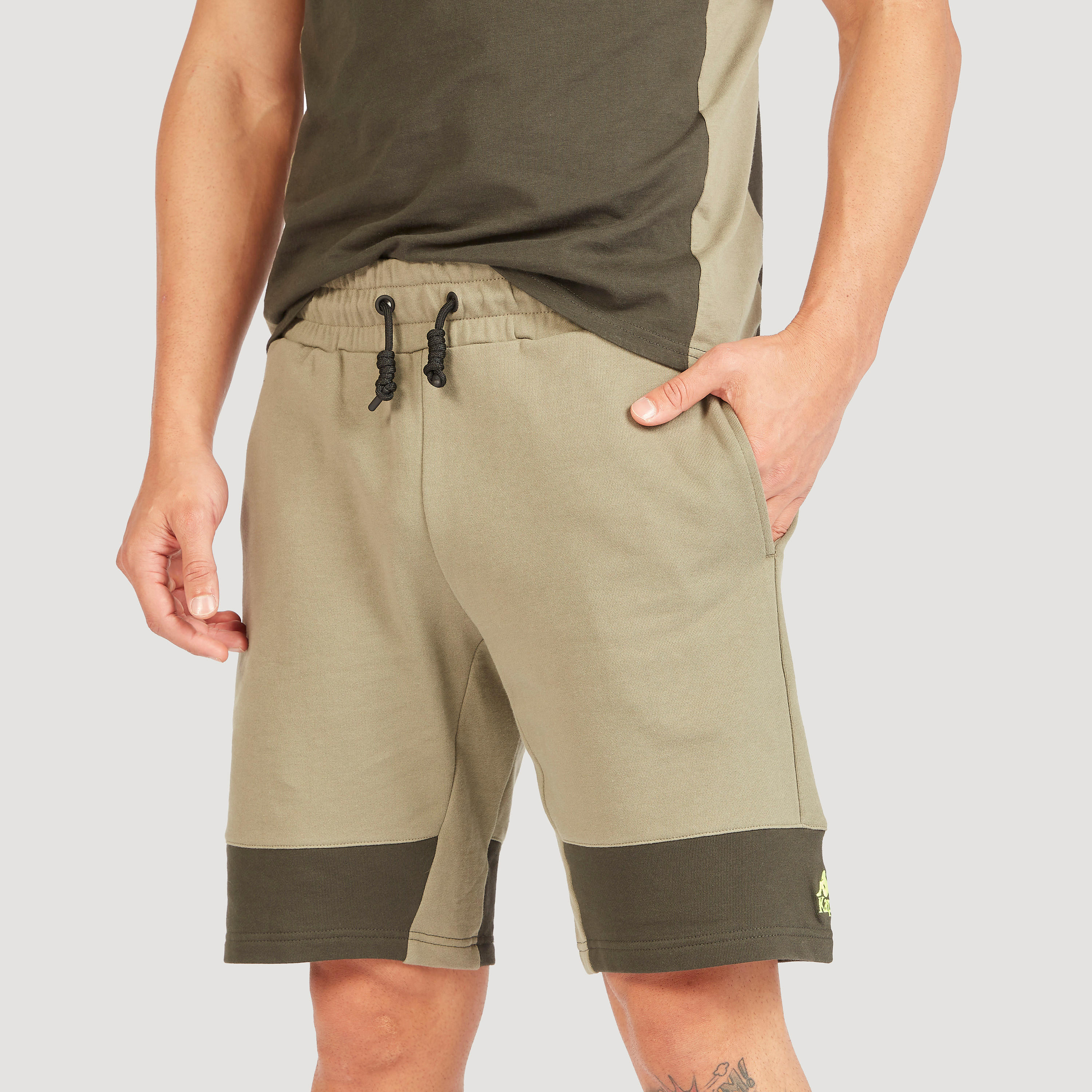 شورت سادة برباط إغلاق وجيوب من كابا-men-clothing-sportswearandactivewear-bottoms-image-4