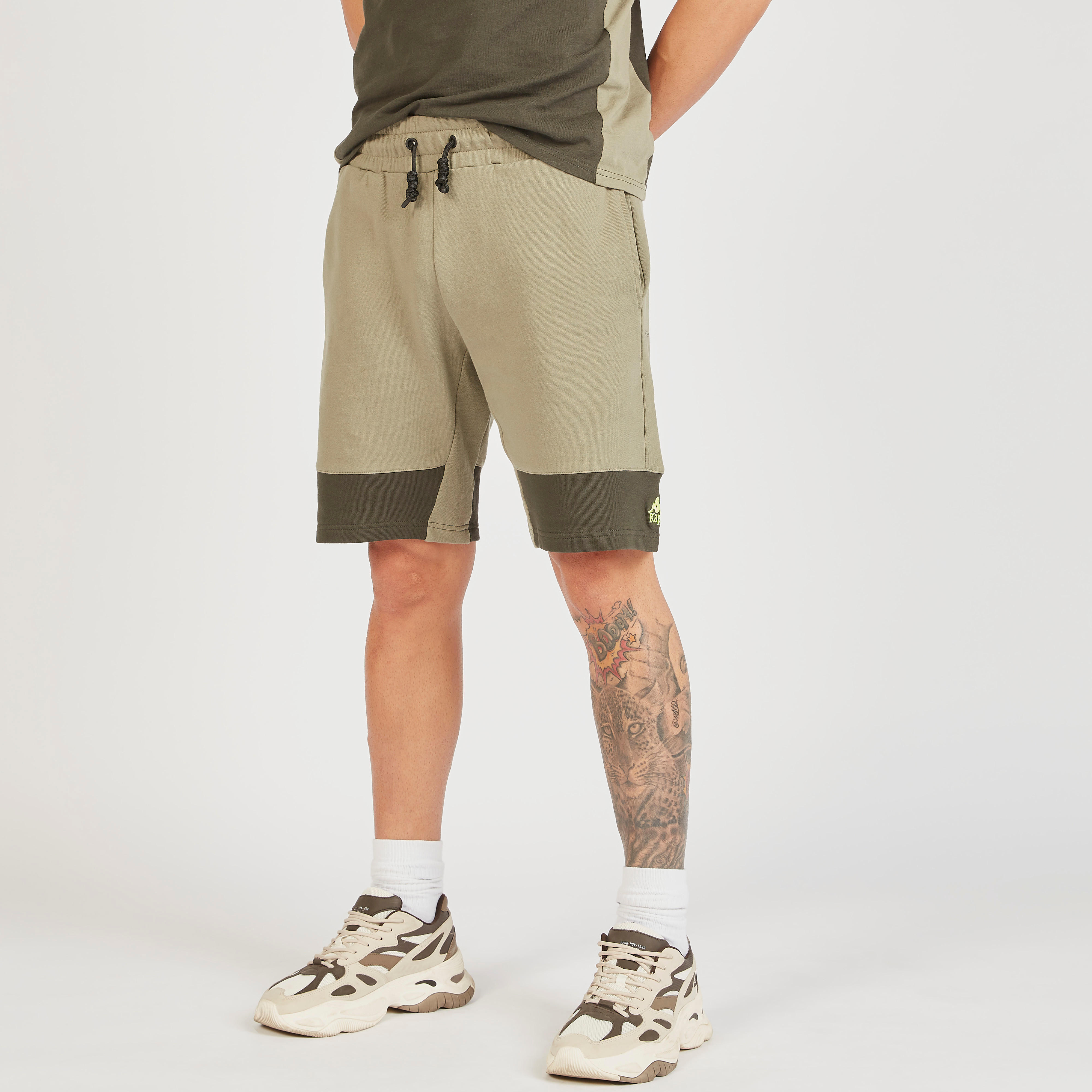 شورت سادة برباط إغلاق وجيوب من كابا-men-clothing-sportswearandactivewear-bottoms-image-2
