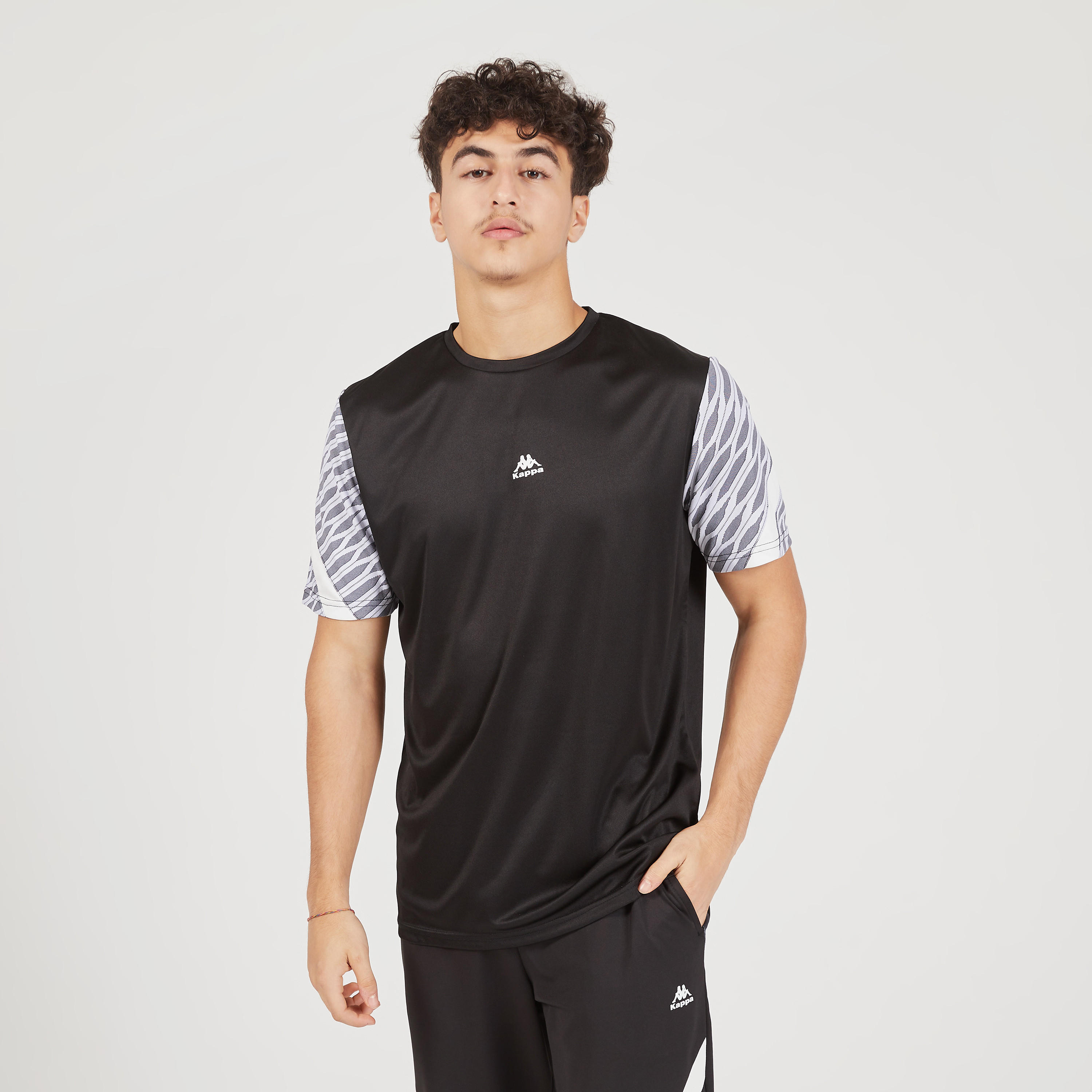 تيشيرت بياقة ضيّقة وأكمام قصيرة وطبعات من كابا-men-clothing-sportswearandactivewear-tshirtsandpolos-image-1