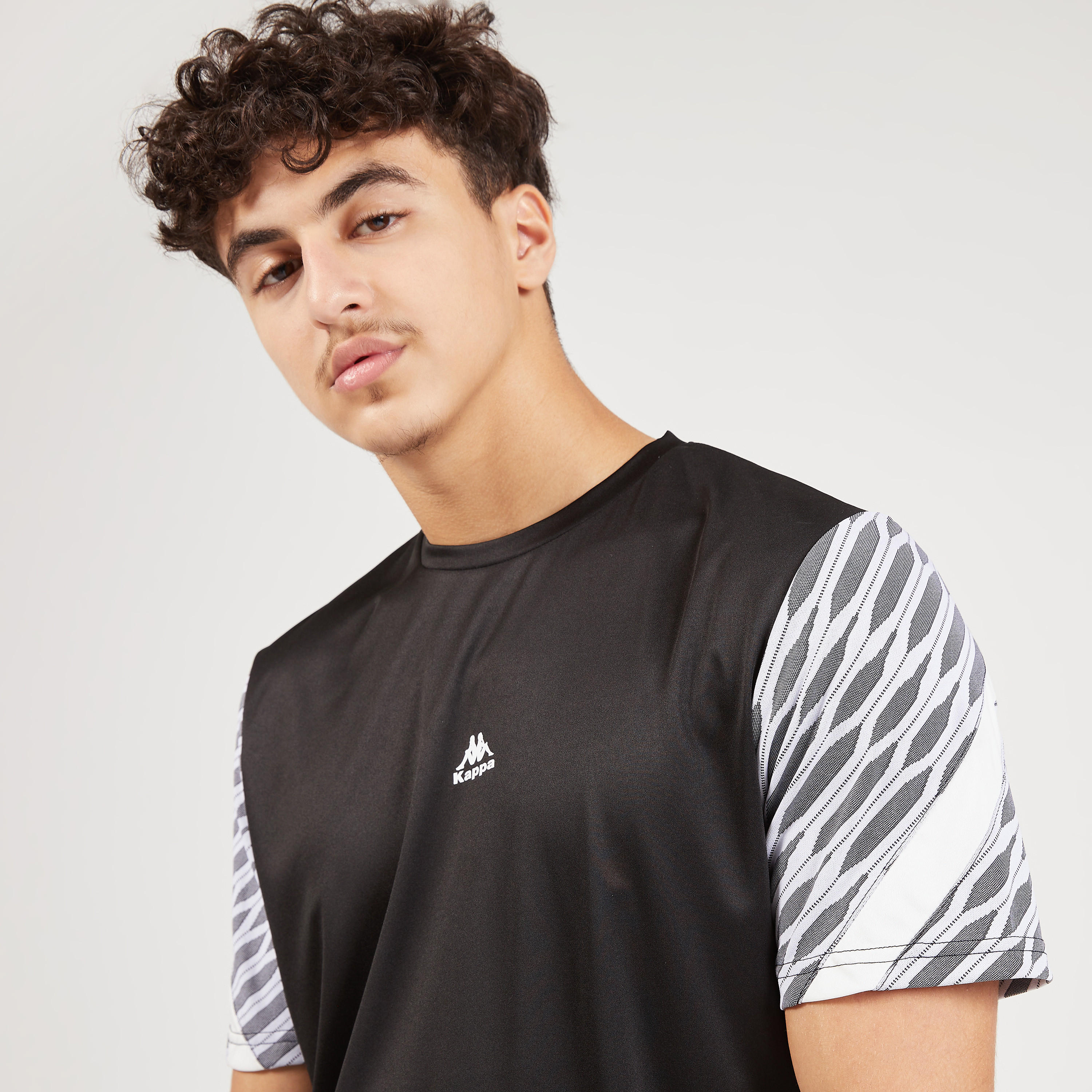 تيشيرت بياقة ضيّقة وأكمام قصيرة وطبعات من كابا-men-clothing-sportswearandactivewear-tshirtsandpolos-image-3
