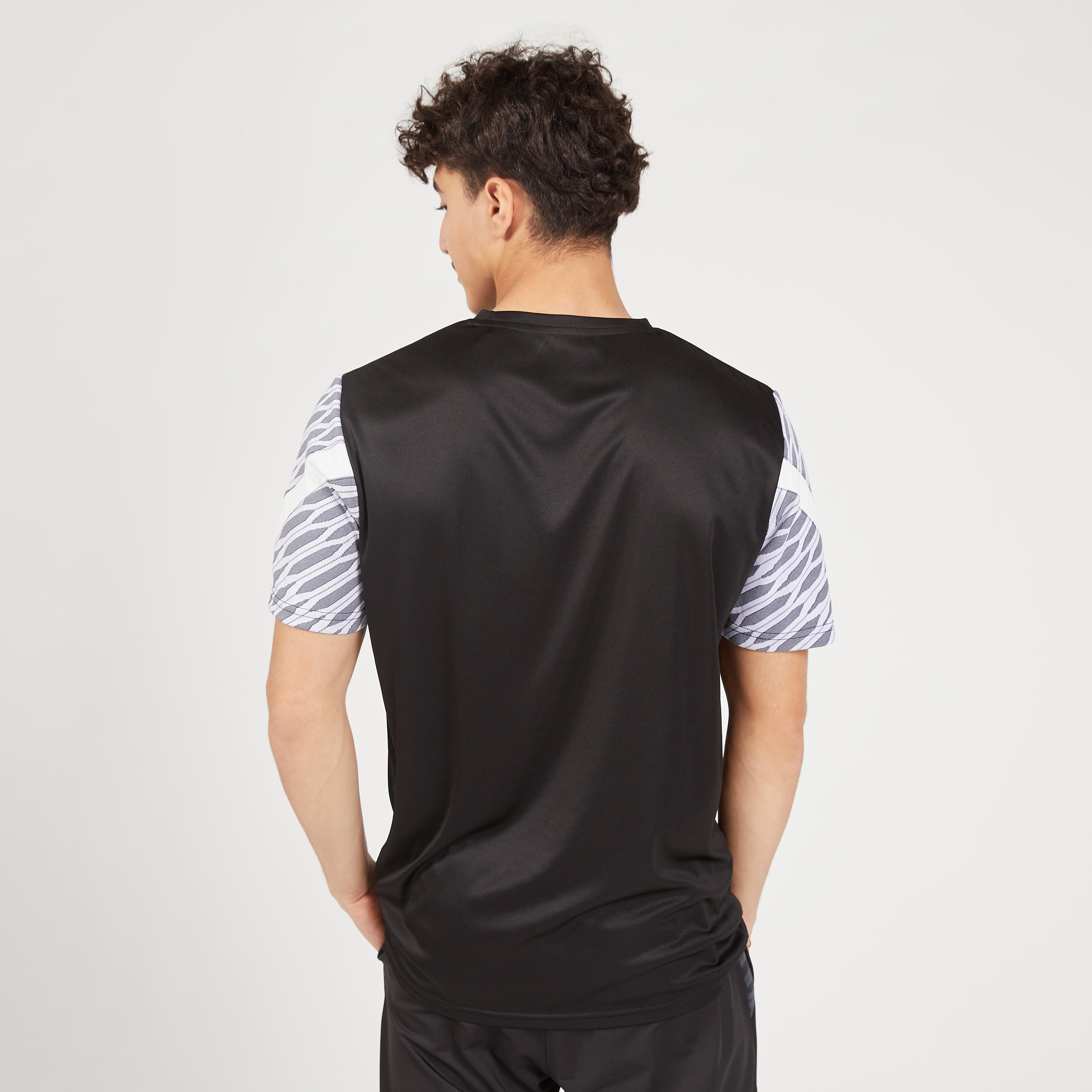 تيشيرت بياقة ضيّقة وأكمام قصيرة وطبعات من كابا-men-clothing-sportswearandactivewear-tshirtsandpolos-image-4