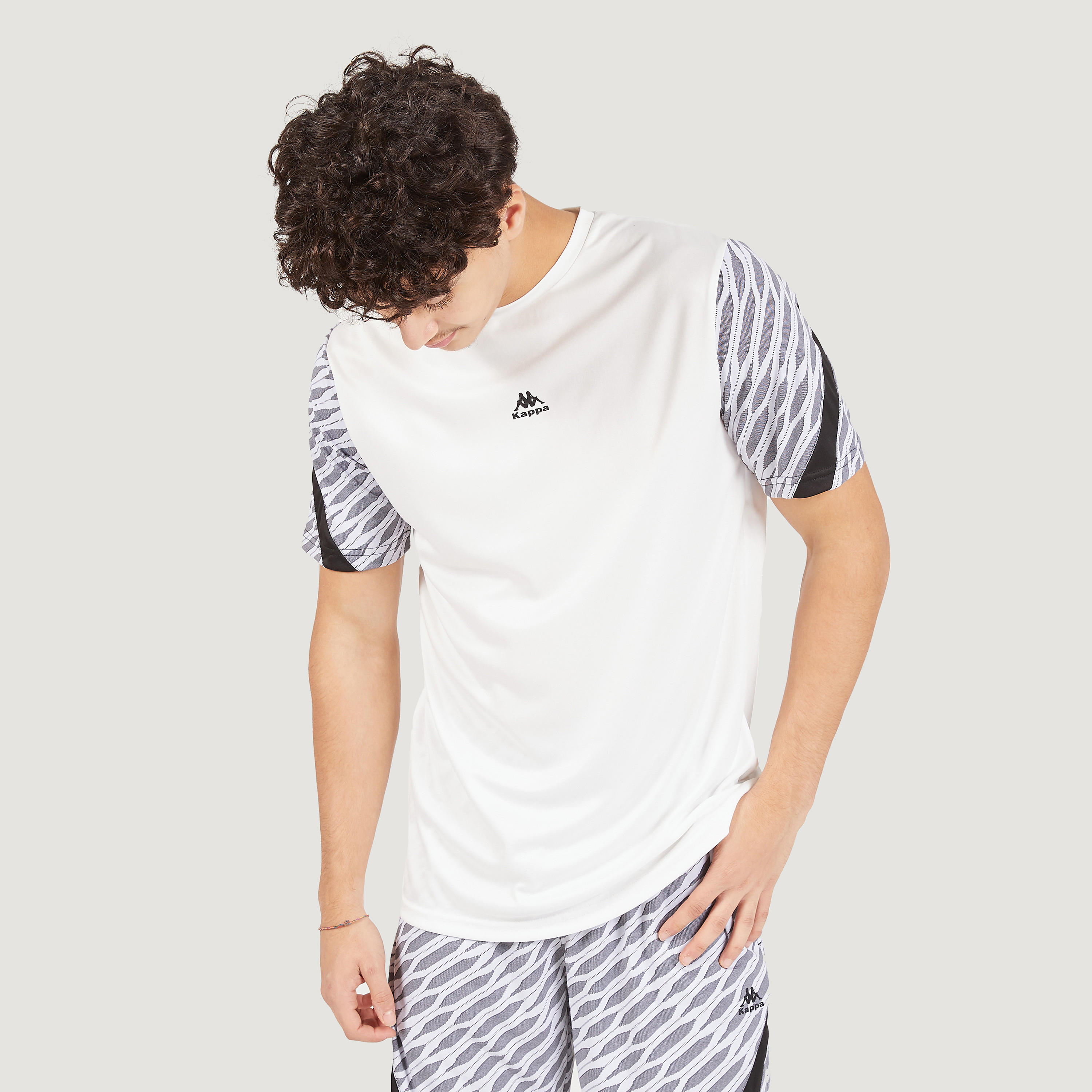 تيشيرت بياقة ضيّقة وأكمام قصيرة وطبعات من كابا-men-clothing-sportswearandactivewear-tshirtsandpolos-image-5