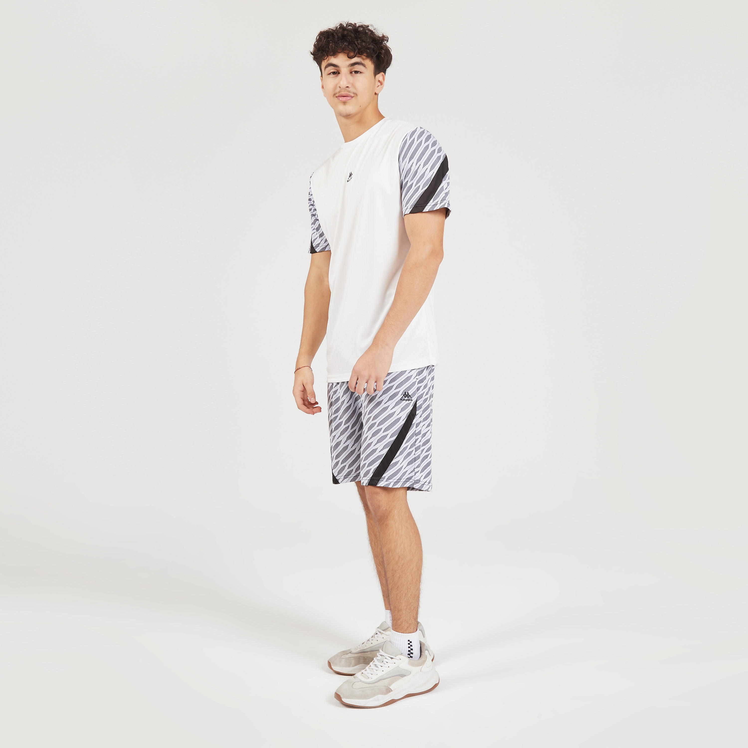 تيشيرت بياقة ضيّقة وأكمام قصيرة وطبعات من كابا-men-clothing-sportswearandactivewear-tshirtsandpolos-image-6