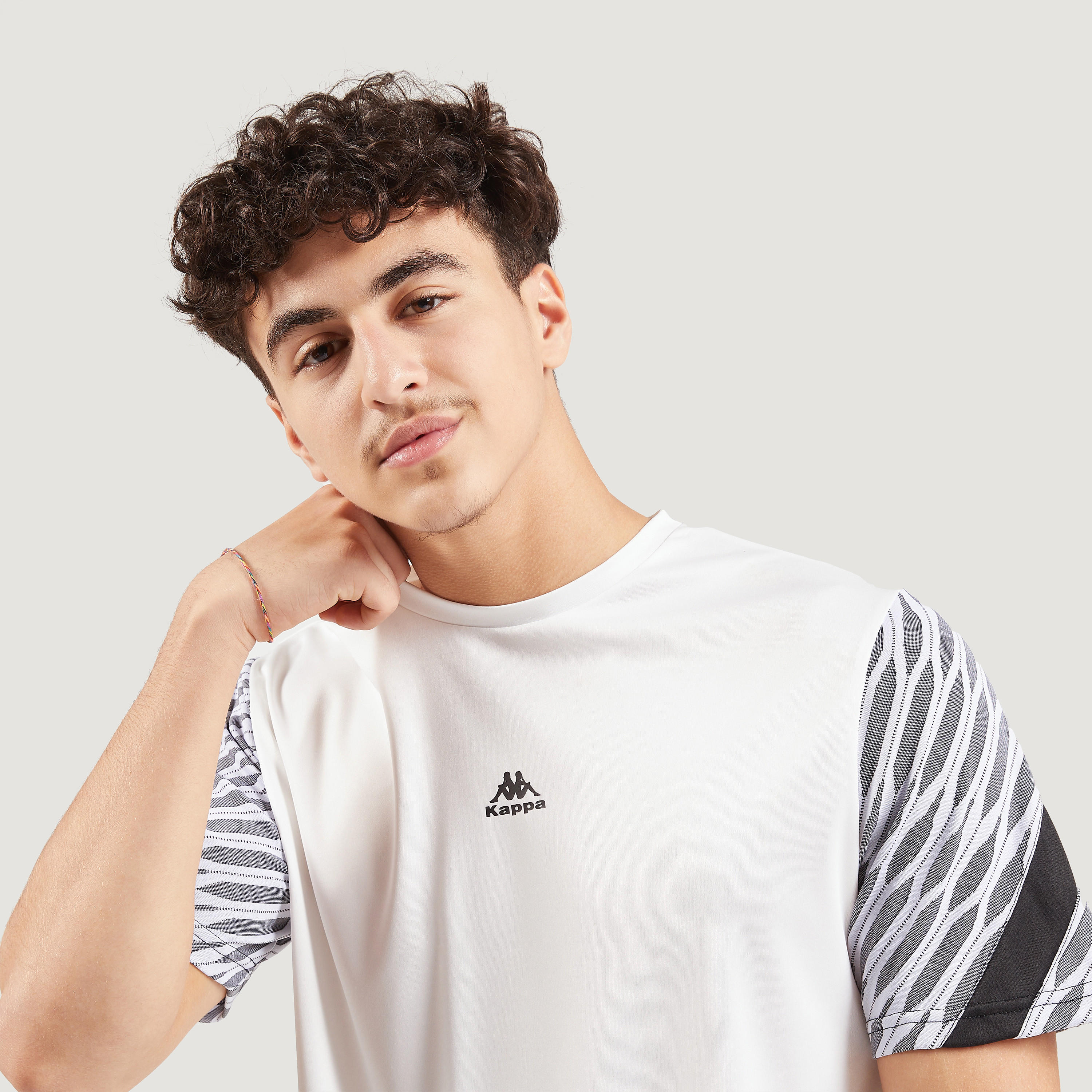 تيشيرت بياقة ضيّقة وأكمام قصيرة وطبعات من كابا-men-clothing-sportswearandactivewear-tshirtsandpolos-image-7
