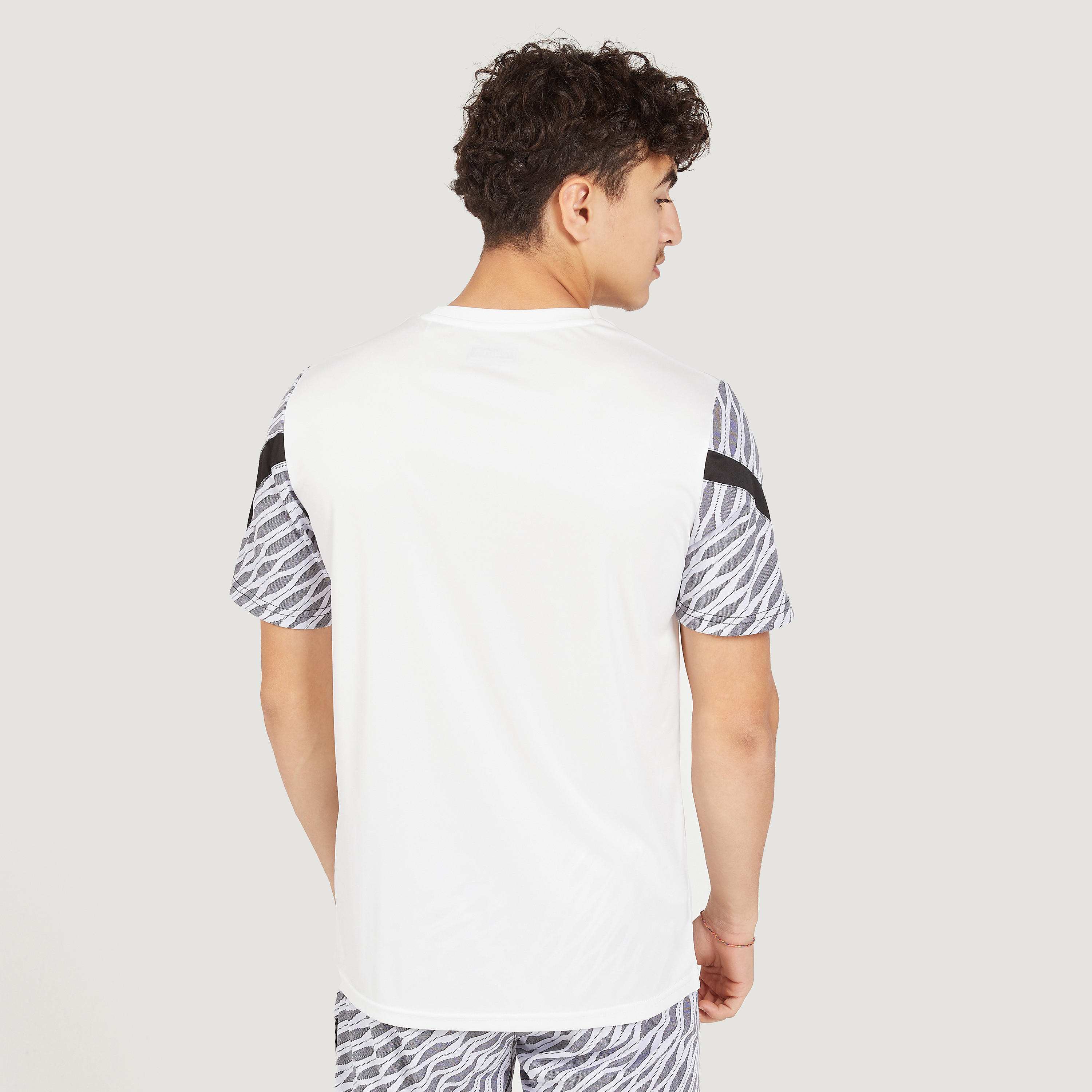 تيشيرت بياقة ضيّقة وأكمام قصيرة وطبعات من كابا-men-clothing-sportswearandactivewear-tshirtsandpolos-image-8