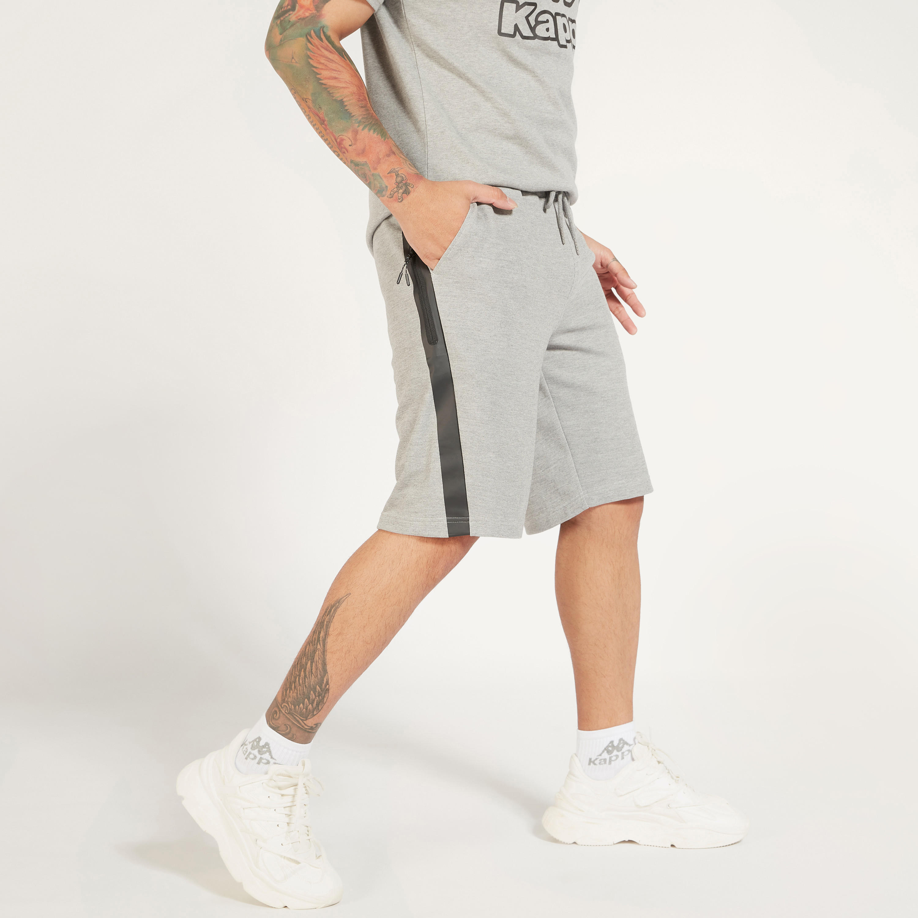 شورت بخصر متوسّط الارتفاع برباط إغلاق وجيوب وطبعات من كابا-men-clothing-sportswearandactivewear-bottoms-image-1