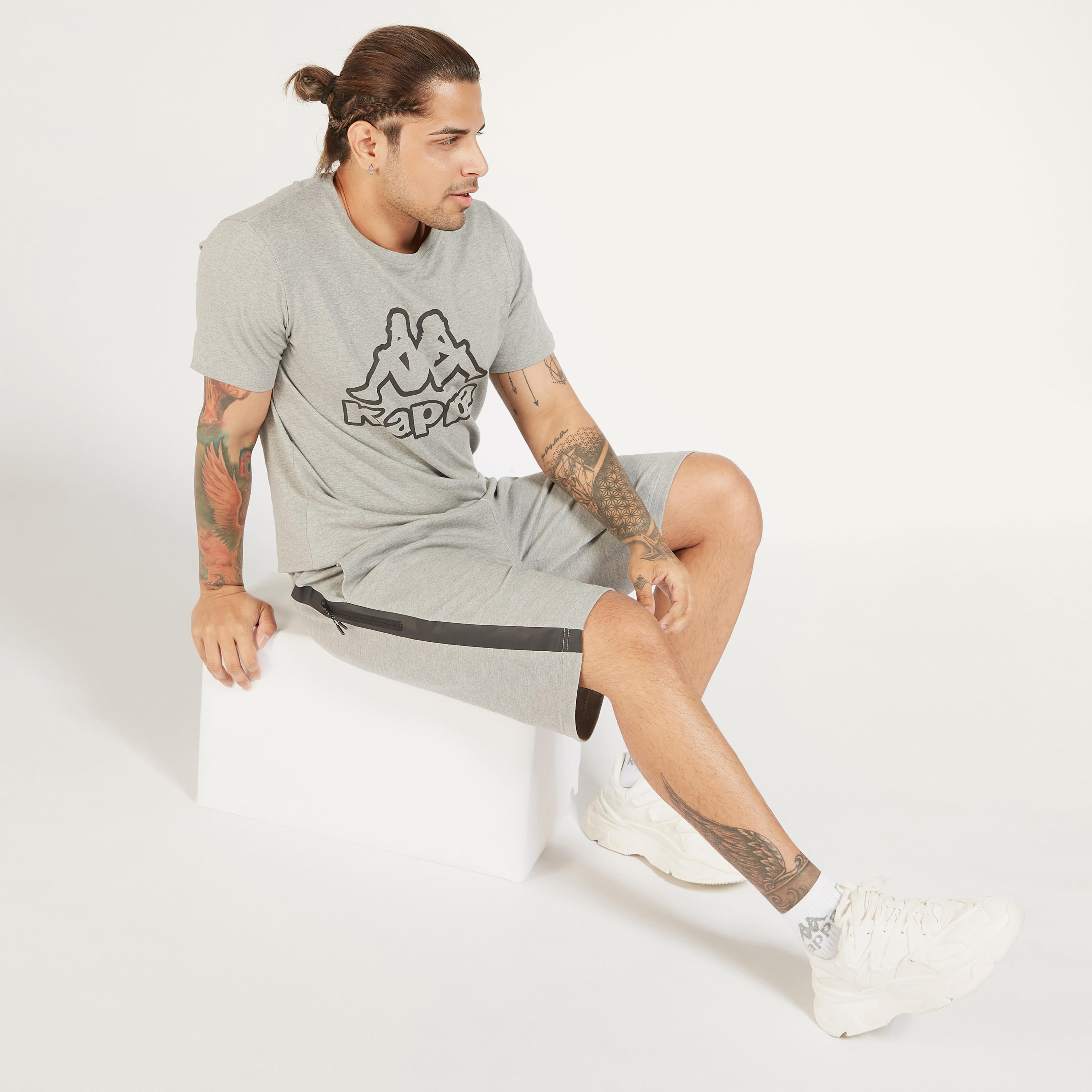 شورت بخصر متوسّط الارتفاع برباط إغلاق وجيوب وطبعات من كابا-men-clothing-sportswearandactivewear-bottoms-image-2