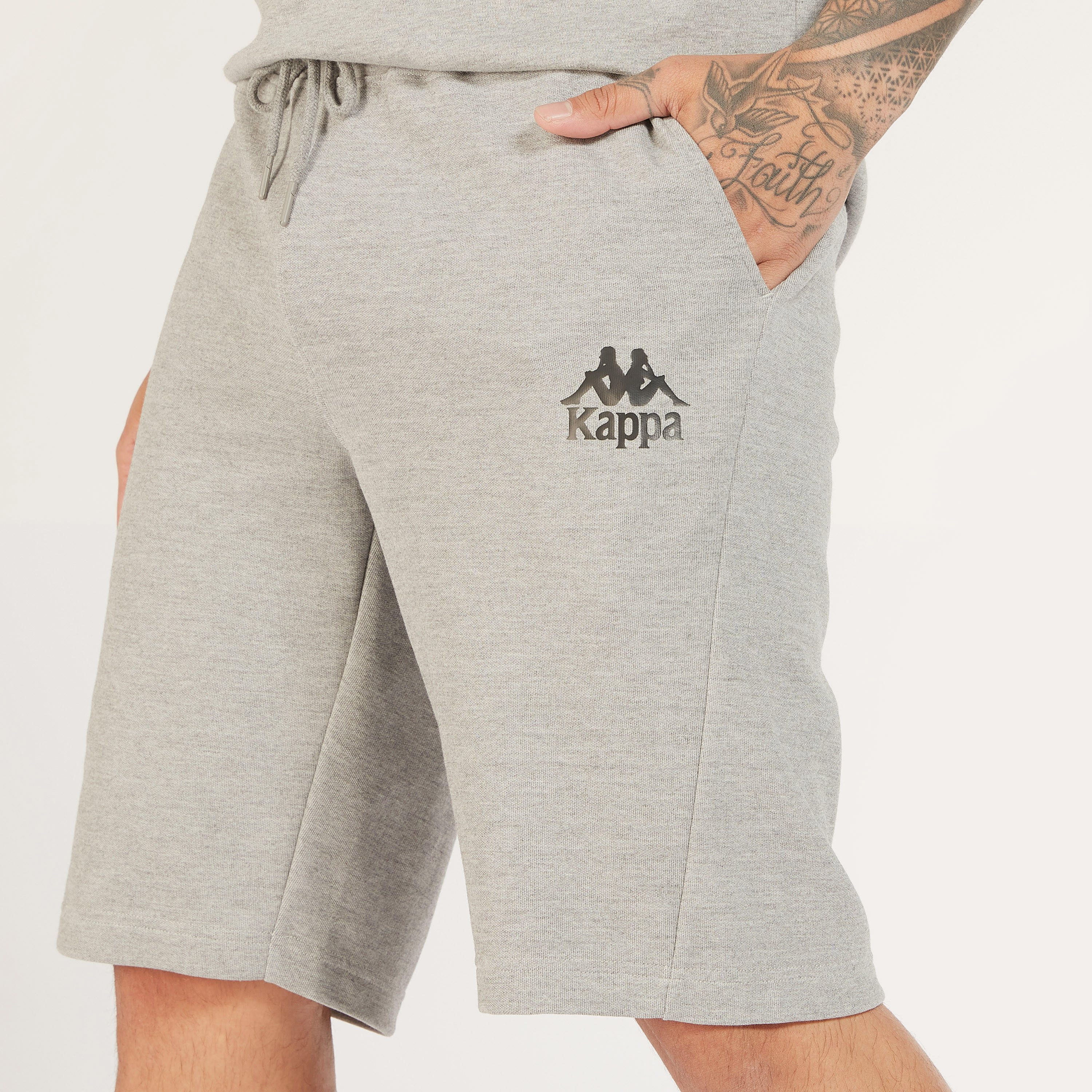 شورت بخصر متوسّط الارتفاع برباط إغلاق وجيوب وطبعات من كابا-men-clothing-sportswearandactivewear-bottoms-image-3