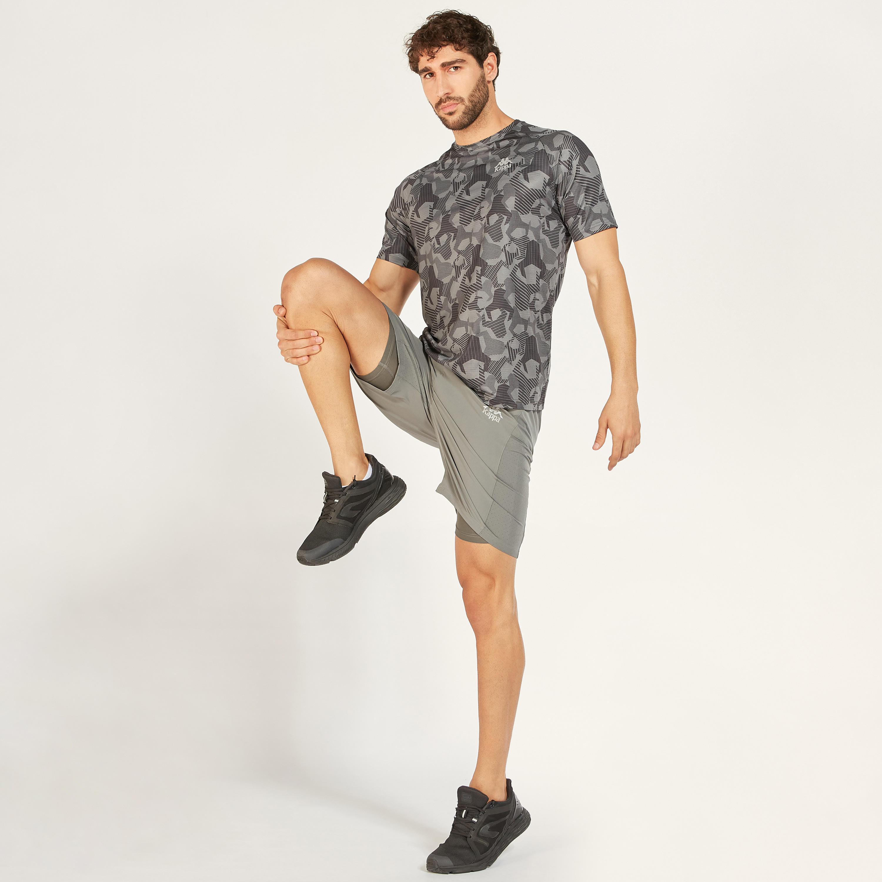 شورت سادة بخصر مطاطي وجيوب من كابا-men-clothing-sportswearandactivewear-bottoms-image-2