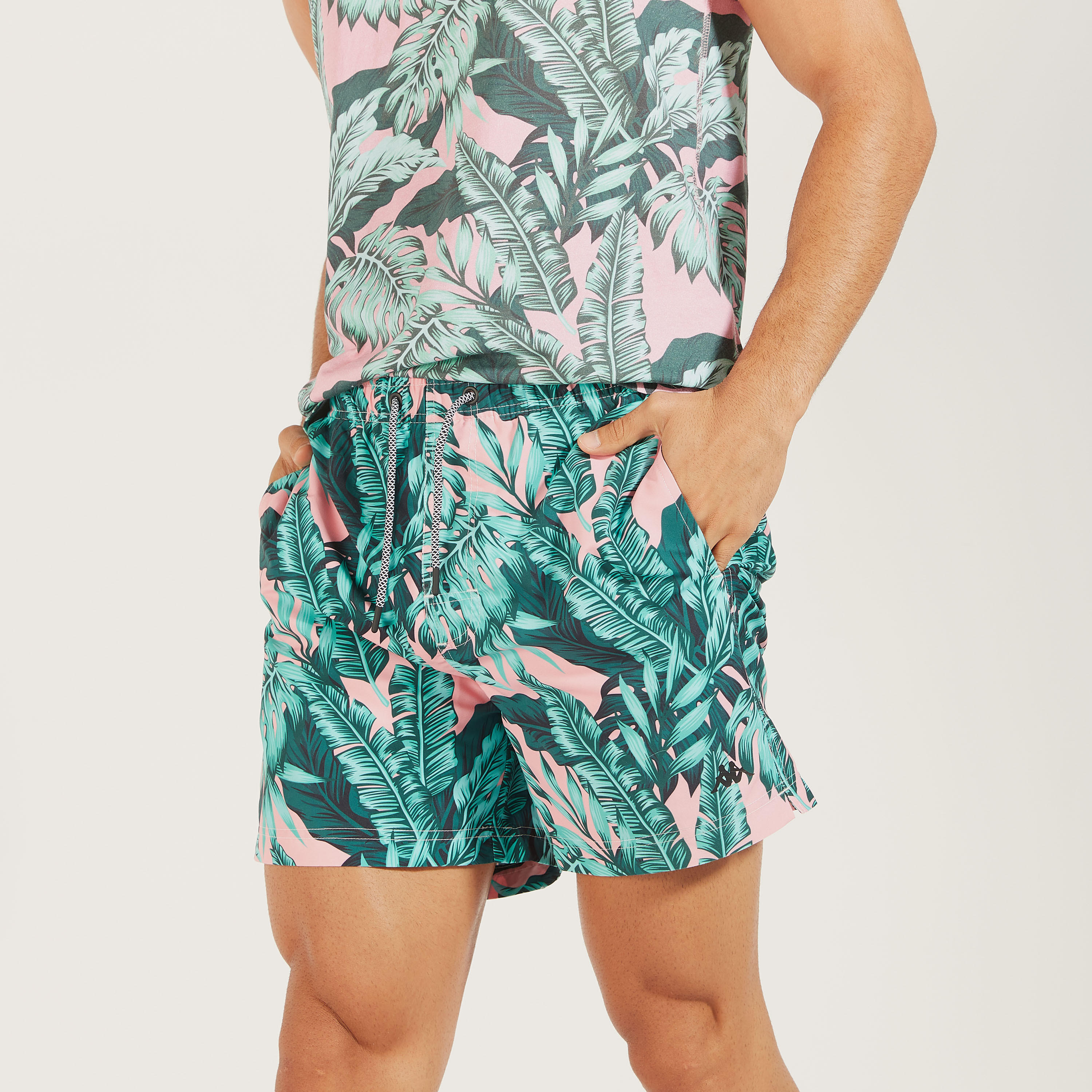 شورت بخصر متوسّط الارتفاع برباط إغلاق وجيوب وطبعات من كابا-men-clothing-sportswearandactivewear-bottoms-image-3