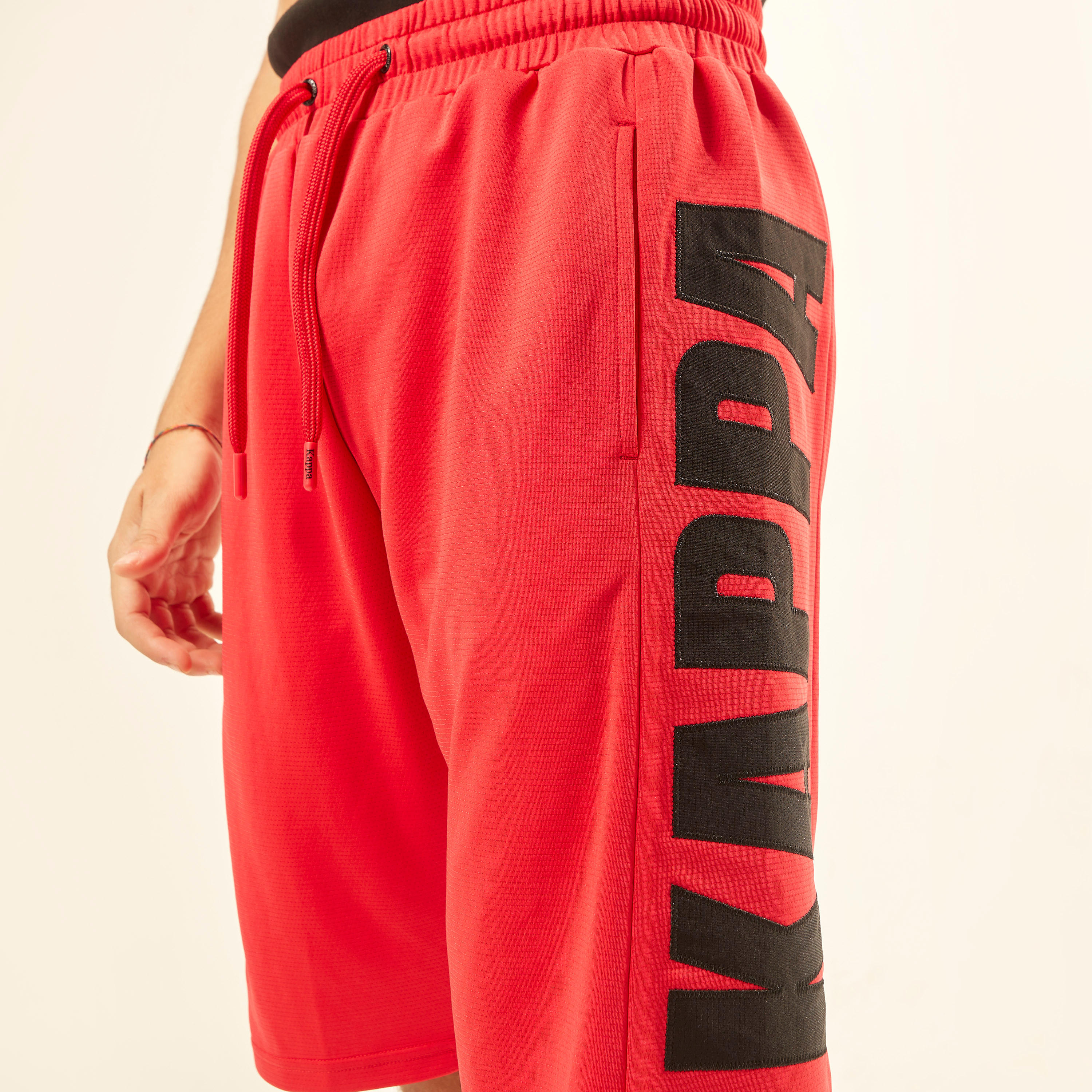 شورت مطرز بجيوب ورباط إغلاق من كابا-men-clothing-sportswearandactivewear-bottoms-image-2
