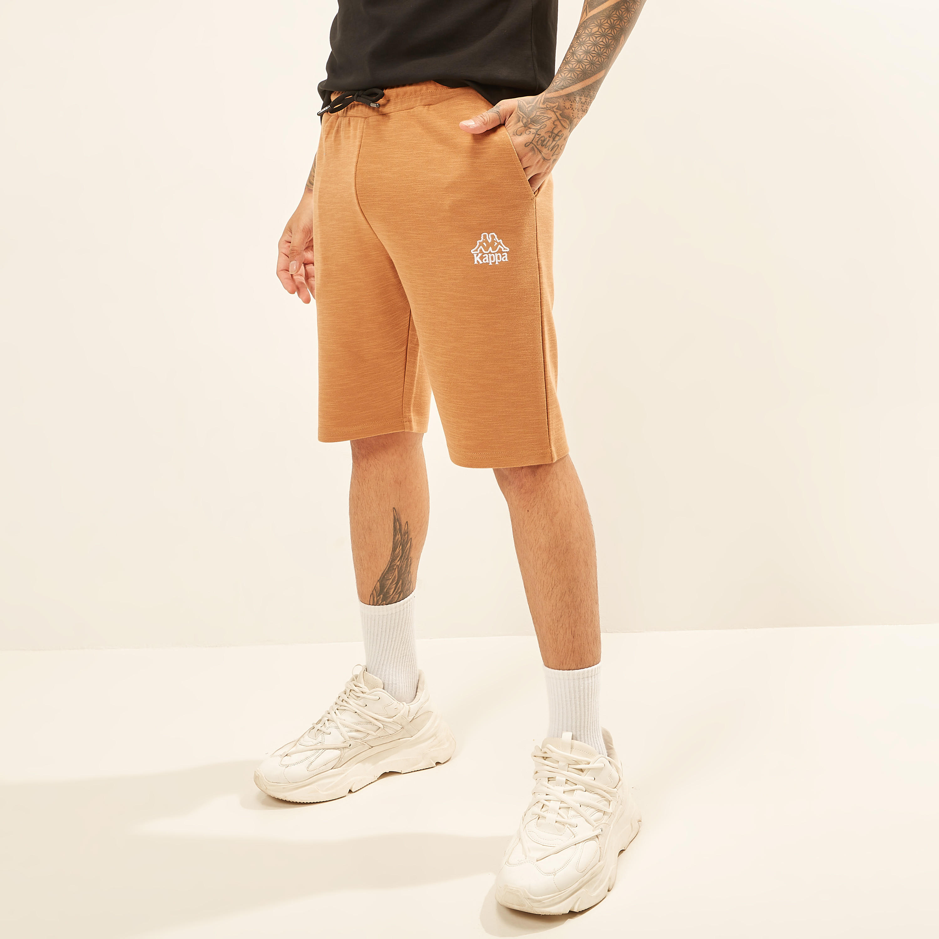 شورت بخصر متوسط الارتفاع وطبعات وجيوب ورباط إغلاق من كابا-men-clothing-bottoms-shorts-image-1