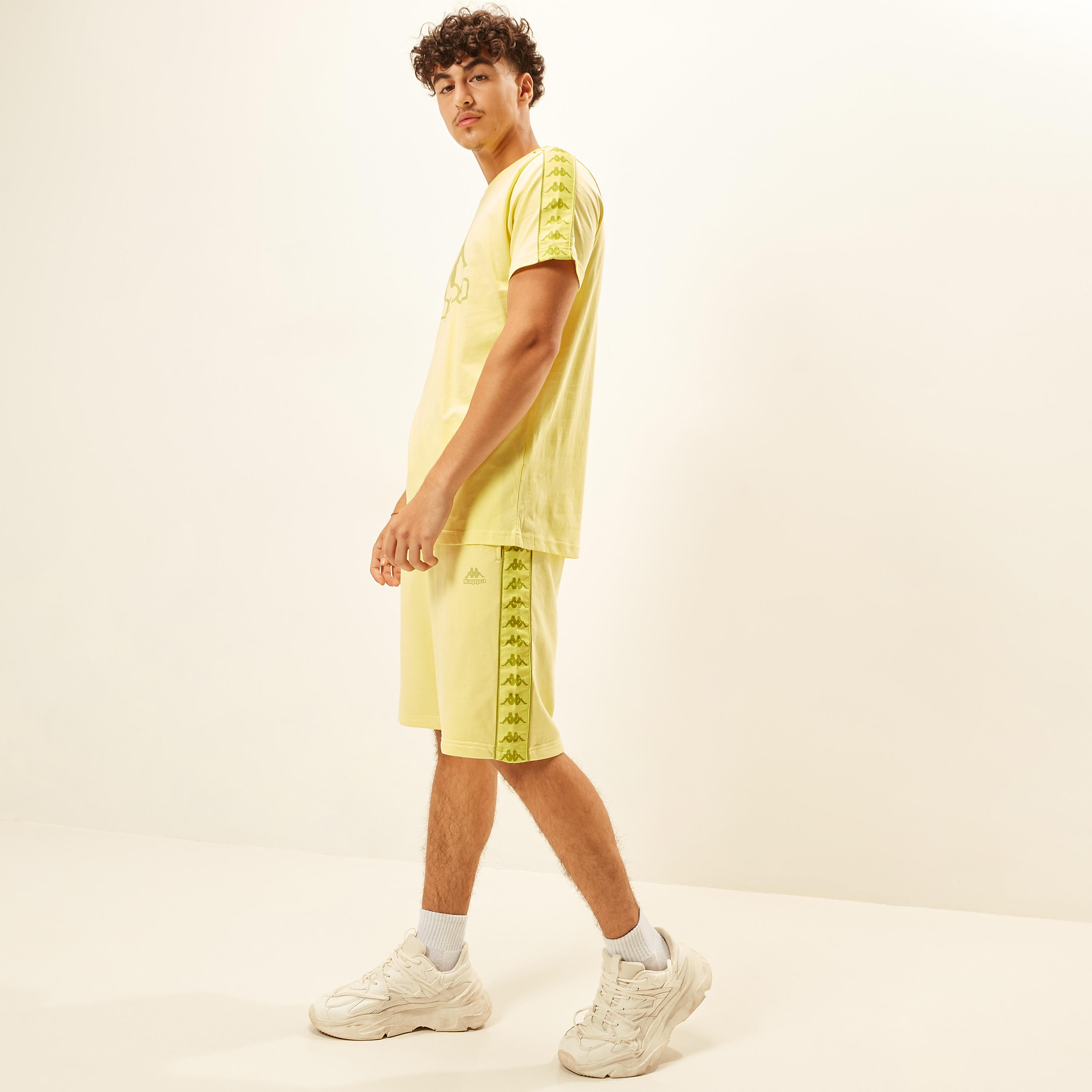 شورت بطبعات وشريطة ورباط إغلاق من كابا-men-clothing-sportswearandactivewear-bottoms-image-1