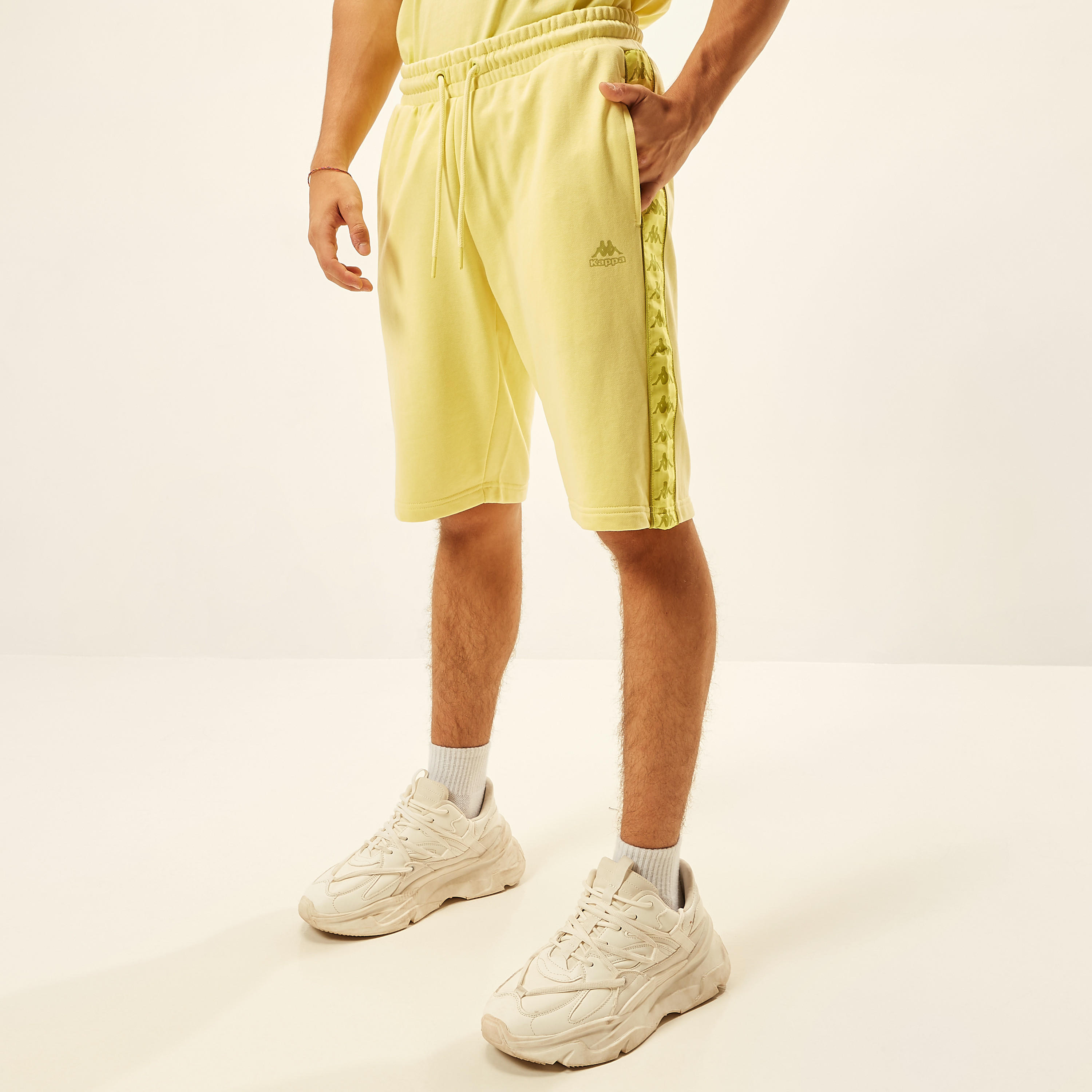 شورت بطبعات وشريطة ورباط إغلاق من كابا-men-clothing-sportswearandactivewear-bottoms-image-4
