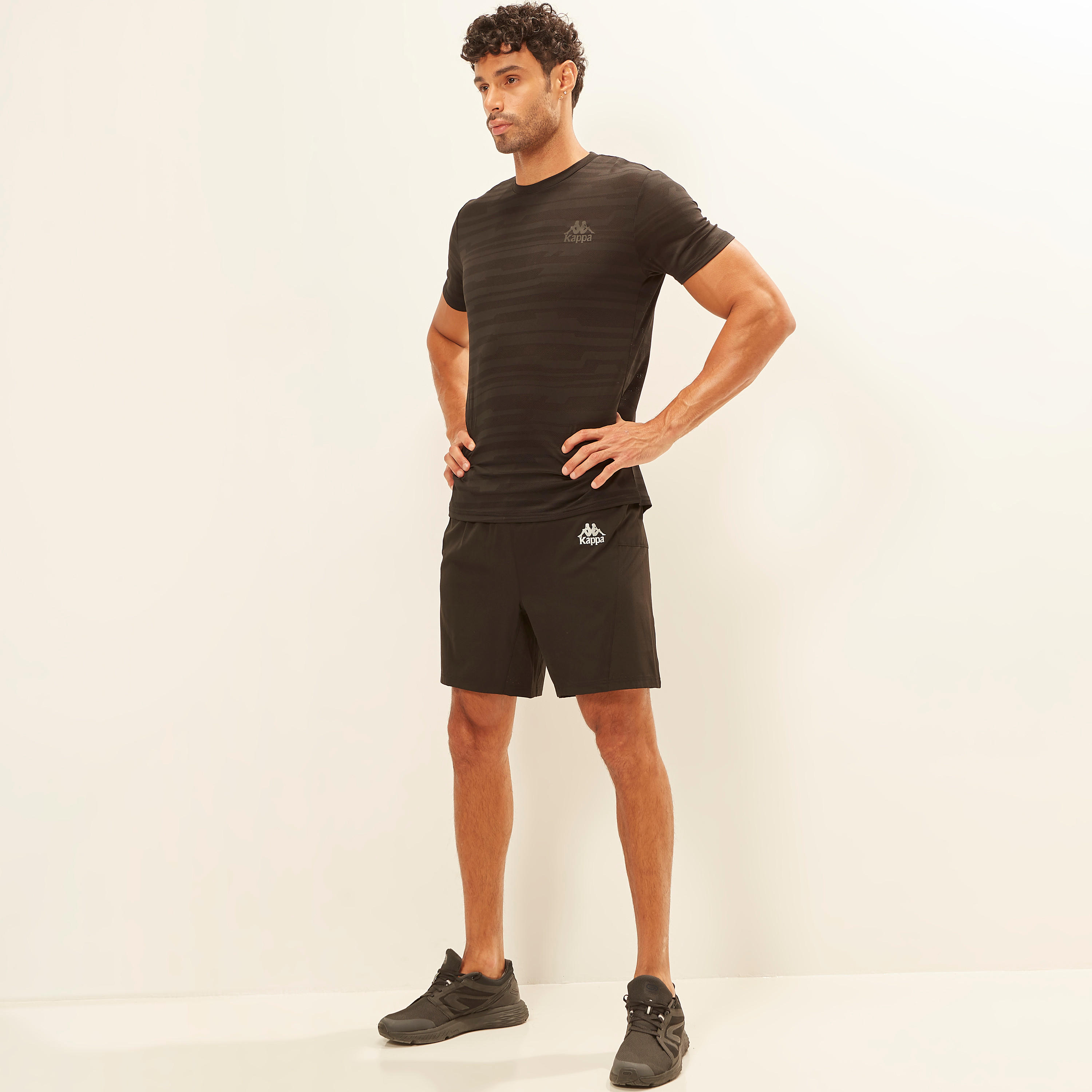 شورت بطبعات بتفاصيل مثقبة وحزام مطاطي من كابا-men-clothing-sportswearandactivewear-bottoms-image-2