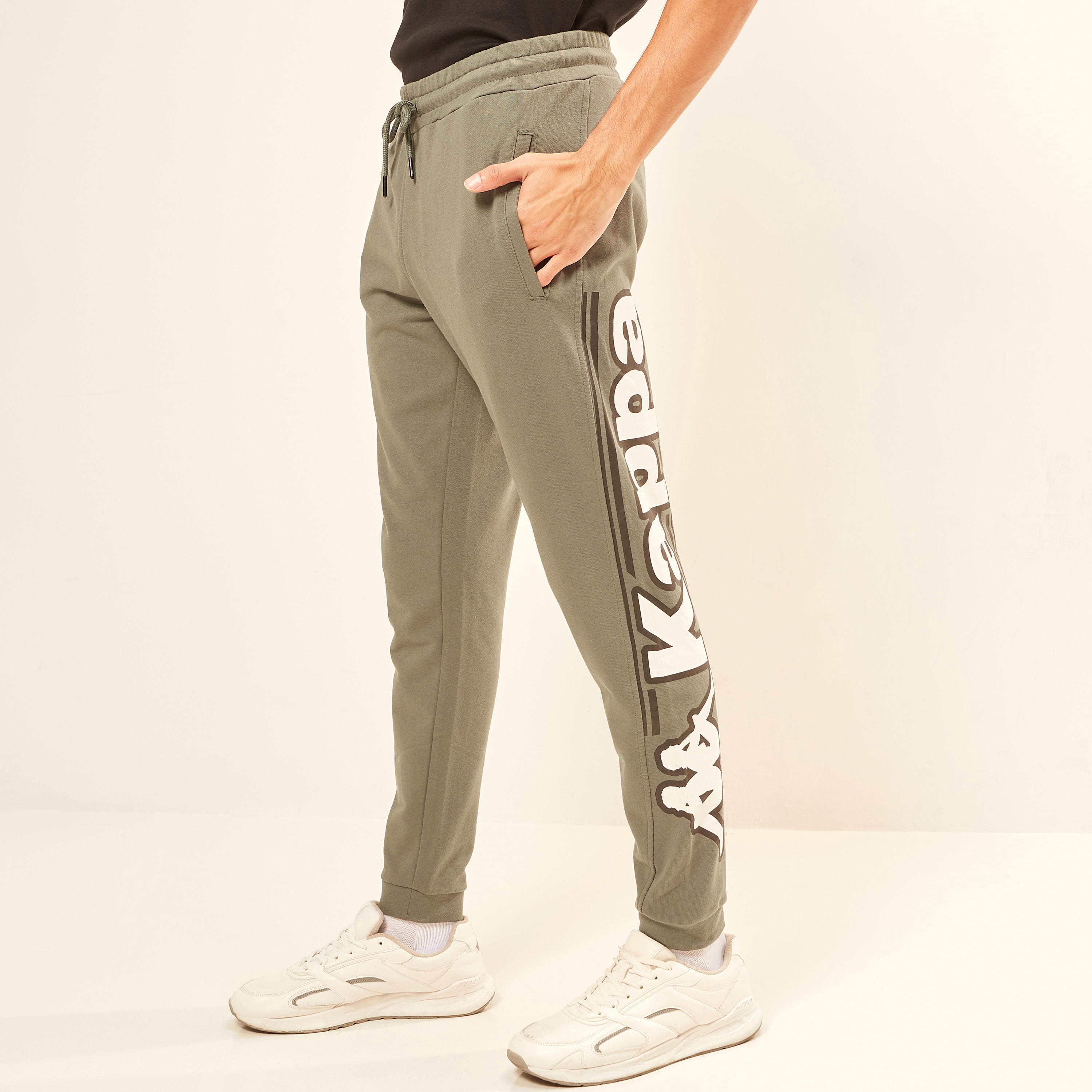 بنطلون رياضي بطبعات ورباط إغلاق وجيوب من كابا-men-clothing-sportswearandactivewear-tracksuits-image-1
