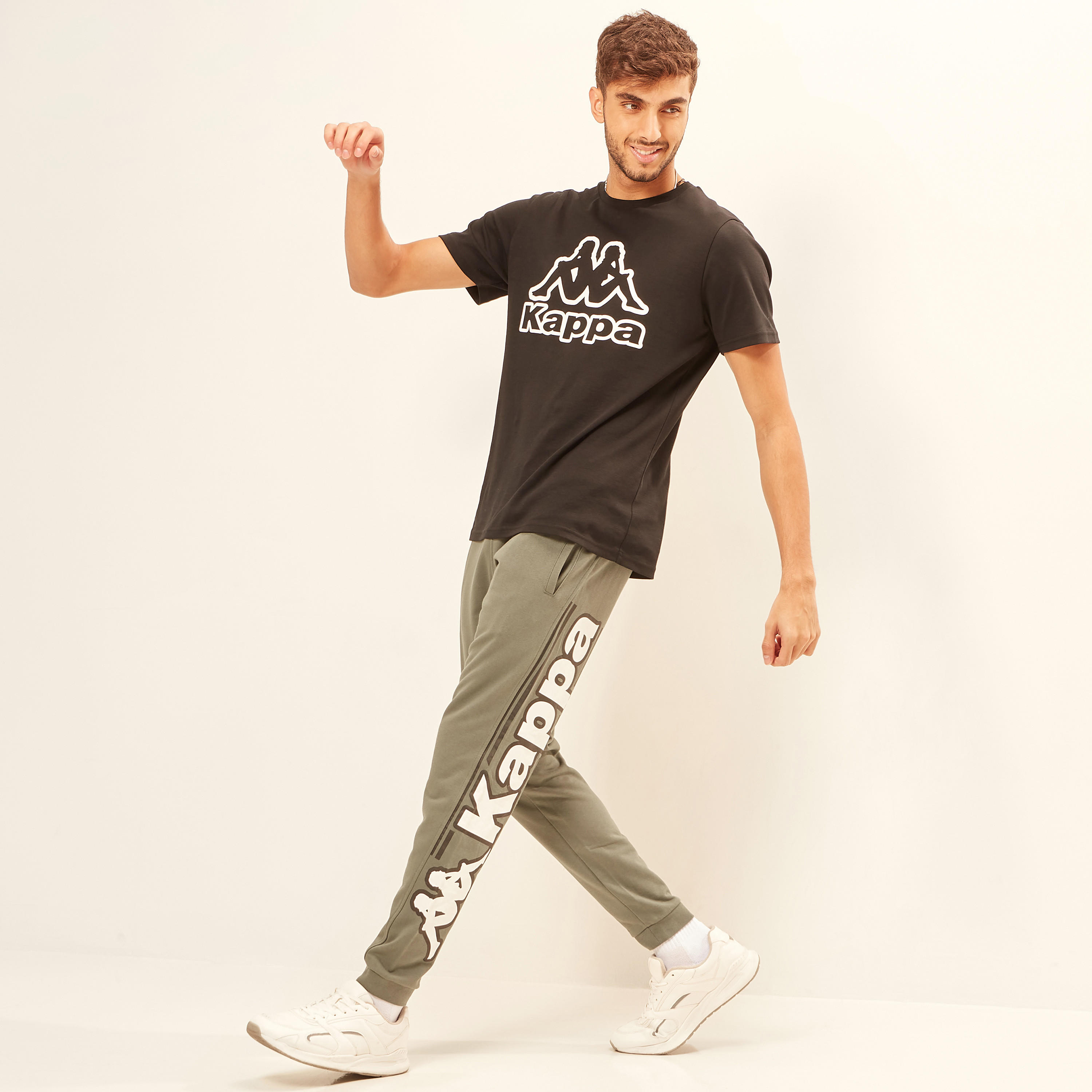 بنطلون رياضي بطبعات ورباط إغلاق وجيوب من كابا-men-clothing-sportswearandactivewear-tracksuits-image-2