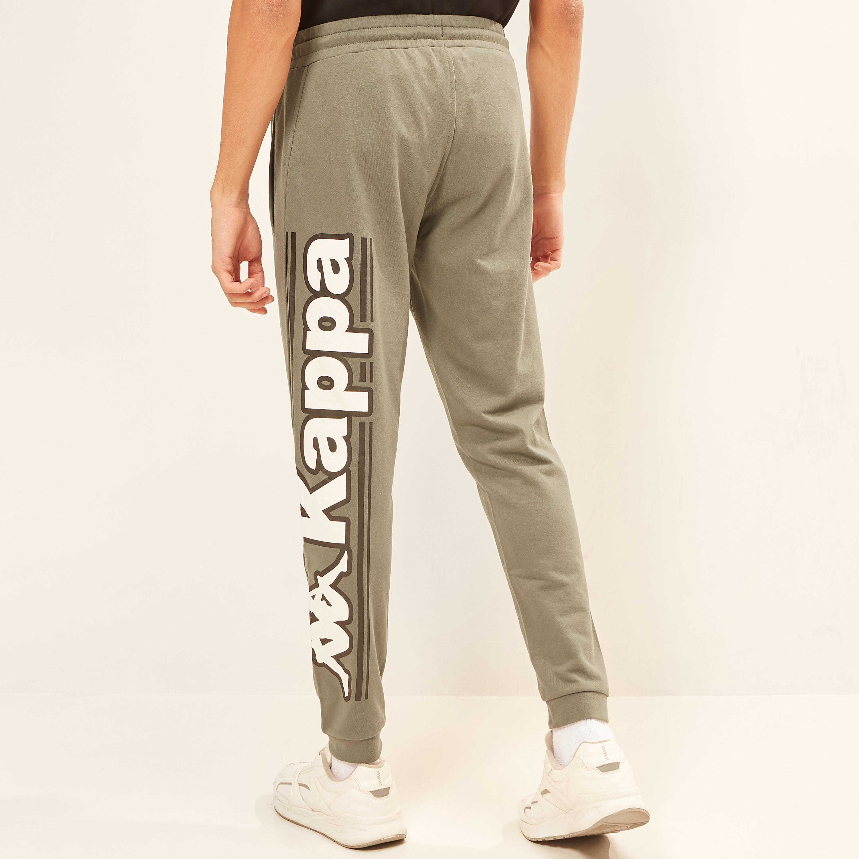 بنطلون رياضي بطبعات ورباط إغلاق وجيوب من كابا-men-clothing-sportswearandactivewear-tracksuits-image-4