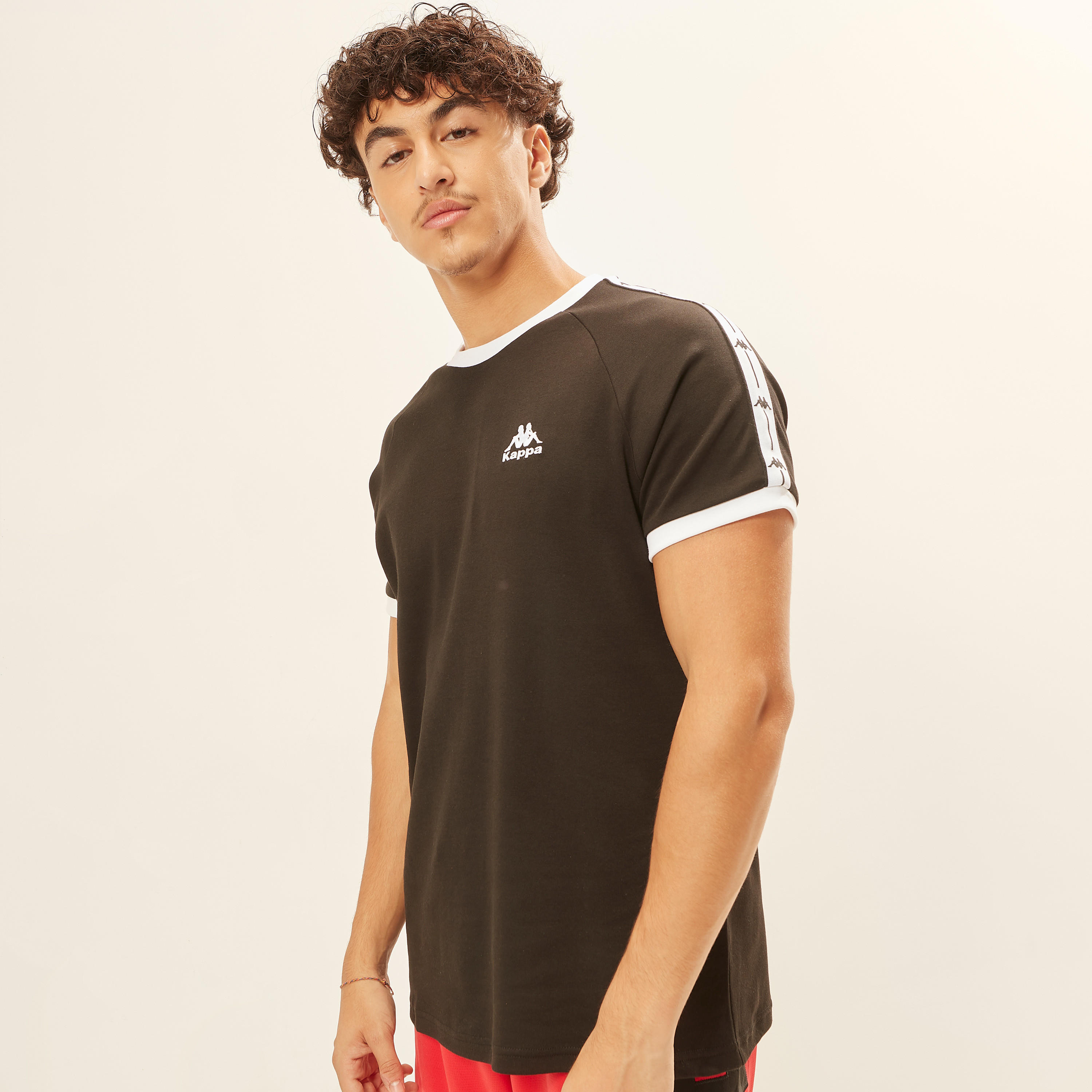 تيشيرت رينجر بياقة ضيقة وأكمام قصيرة وطبعات من كابا-men-clothing-sportswearandactivewear-tshirtsandpolos-image-1