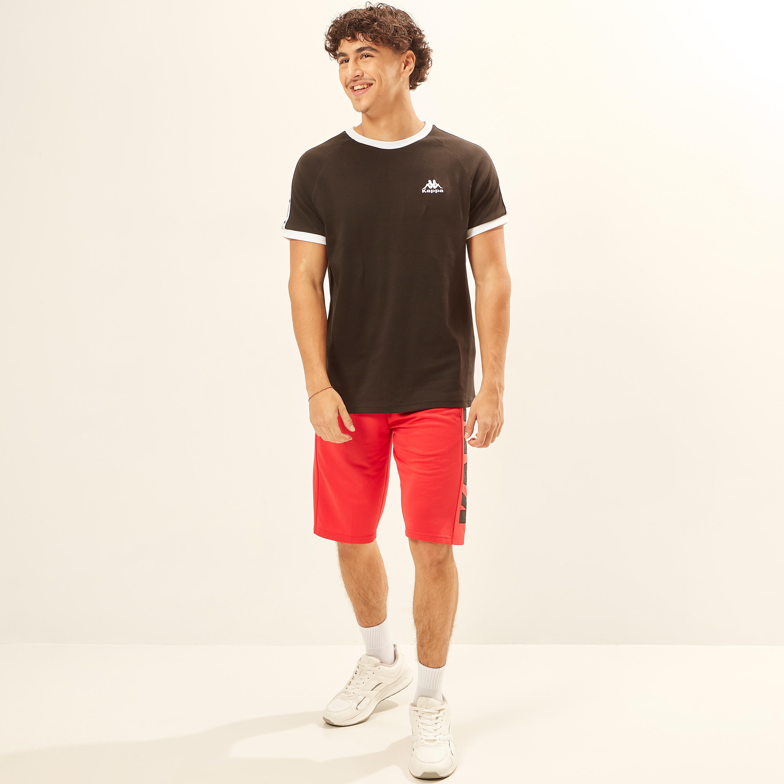 تيشيرت رينجر بياقة ضيقة وأكمام قصيرة وطبعات من كابا-men-clothing-sportswearandactivewear-tshirtsandpolos-image-2