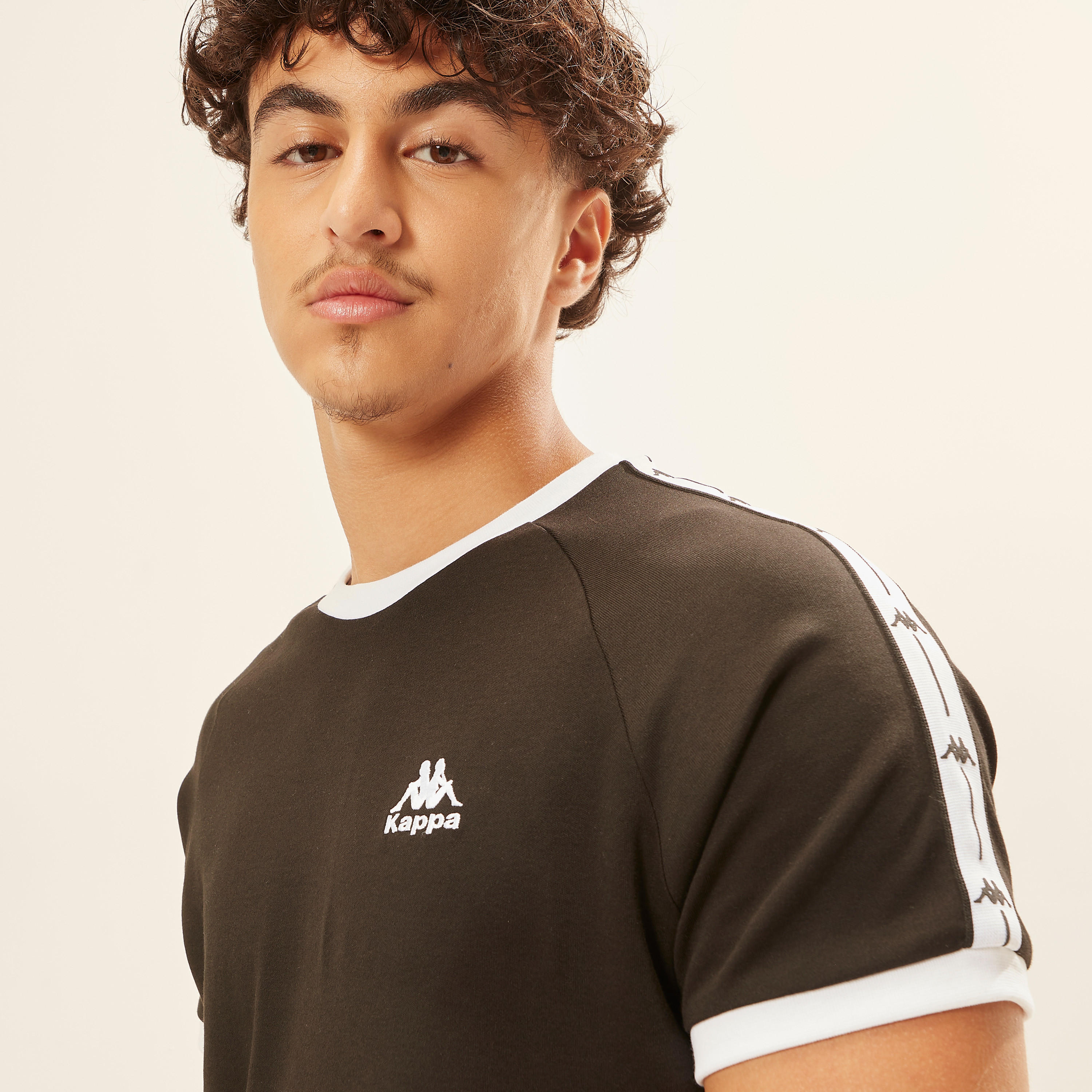 تيشيرت رينجر بياقة ضيقة وأكمام قصيرة وطبعات من كابا-men-clothing-sportswearandactivewear-tshirtsandpolos-image-3