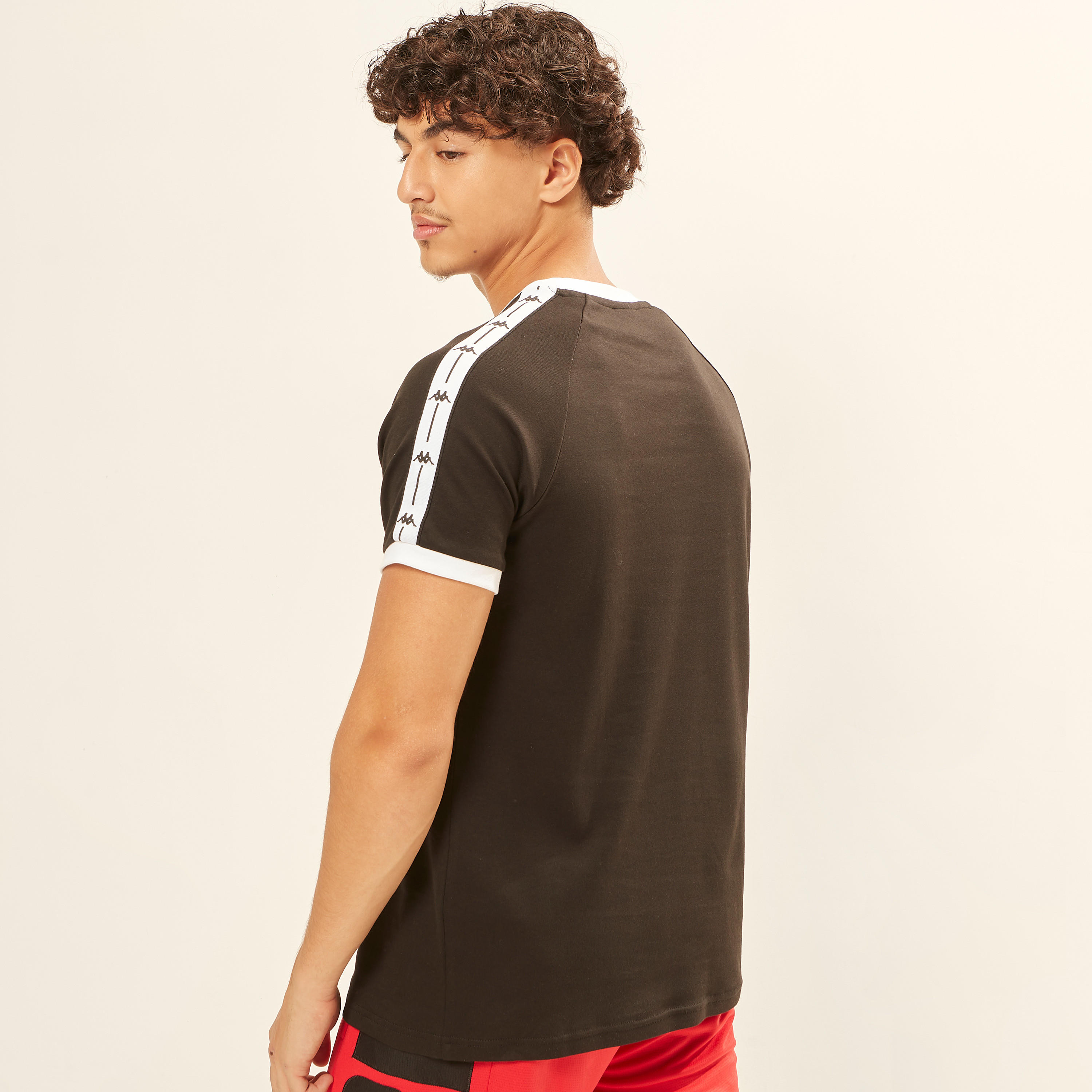 تيشيرت رينجر بياقة ضيقة وأكمام قصيرة وطبعات من كابا-men-clothing-sportswearandactivewear-tshirtsandpolos-image-4