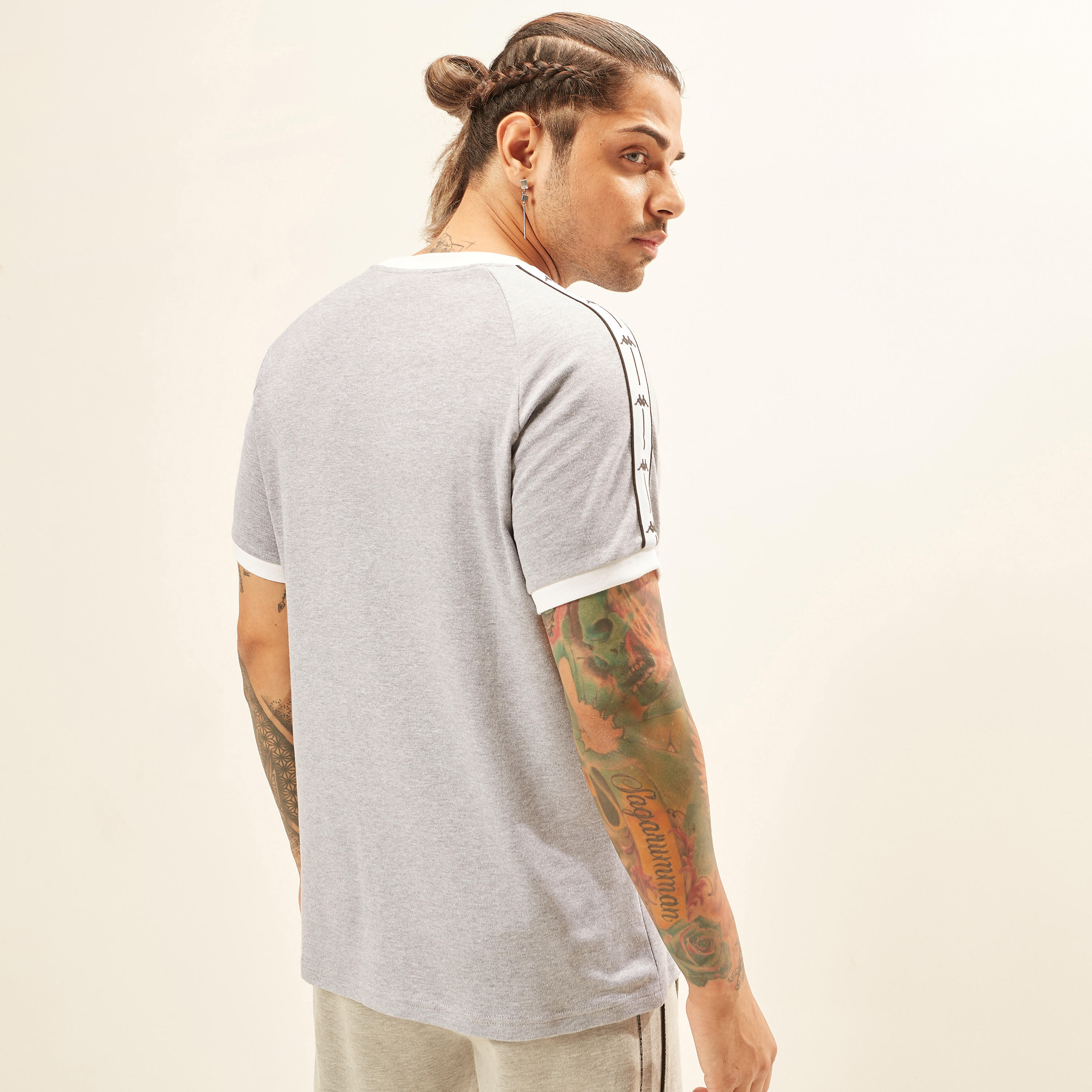 تيشيرت رينجر بياقة ضيقة وأكمام قصيرة وطبعات من كابا-men-clothing-sportswearandactivewear-tshirtsandpolos-image-8