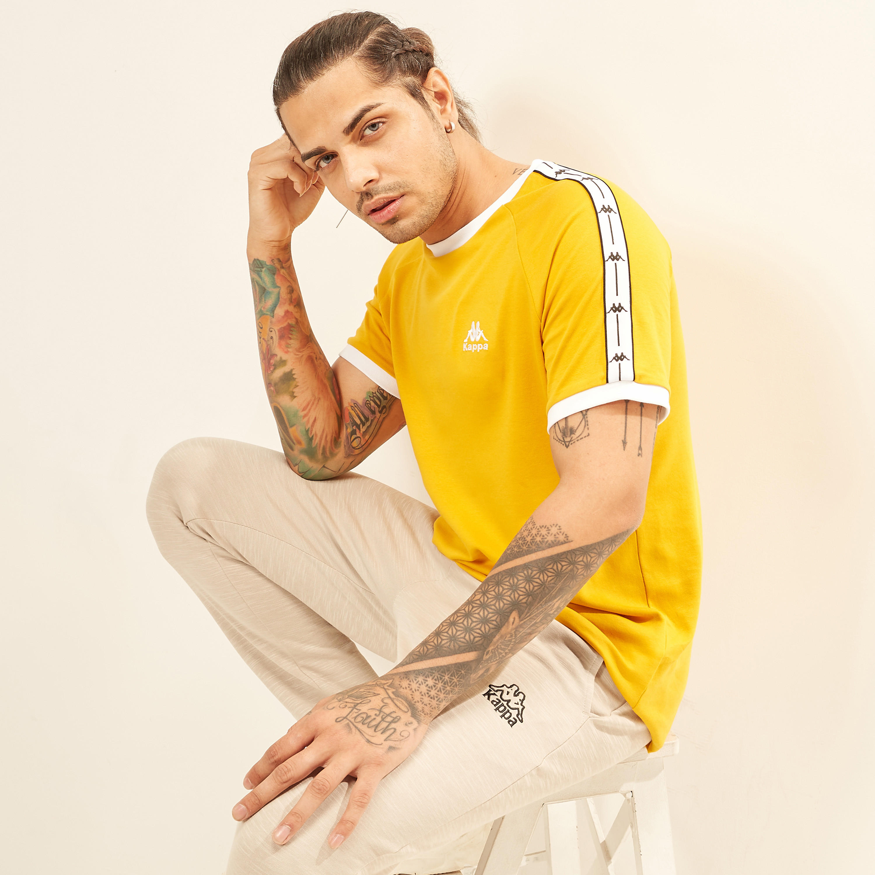 تيشيرت رينجر بياقة ضيقة وأكمام قصيرة وطبعات من كابا-men-clothing-sportswearandactivewear-tshirtsandpolos-image-14