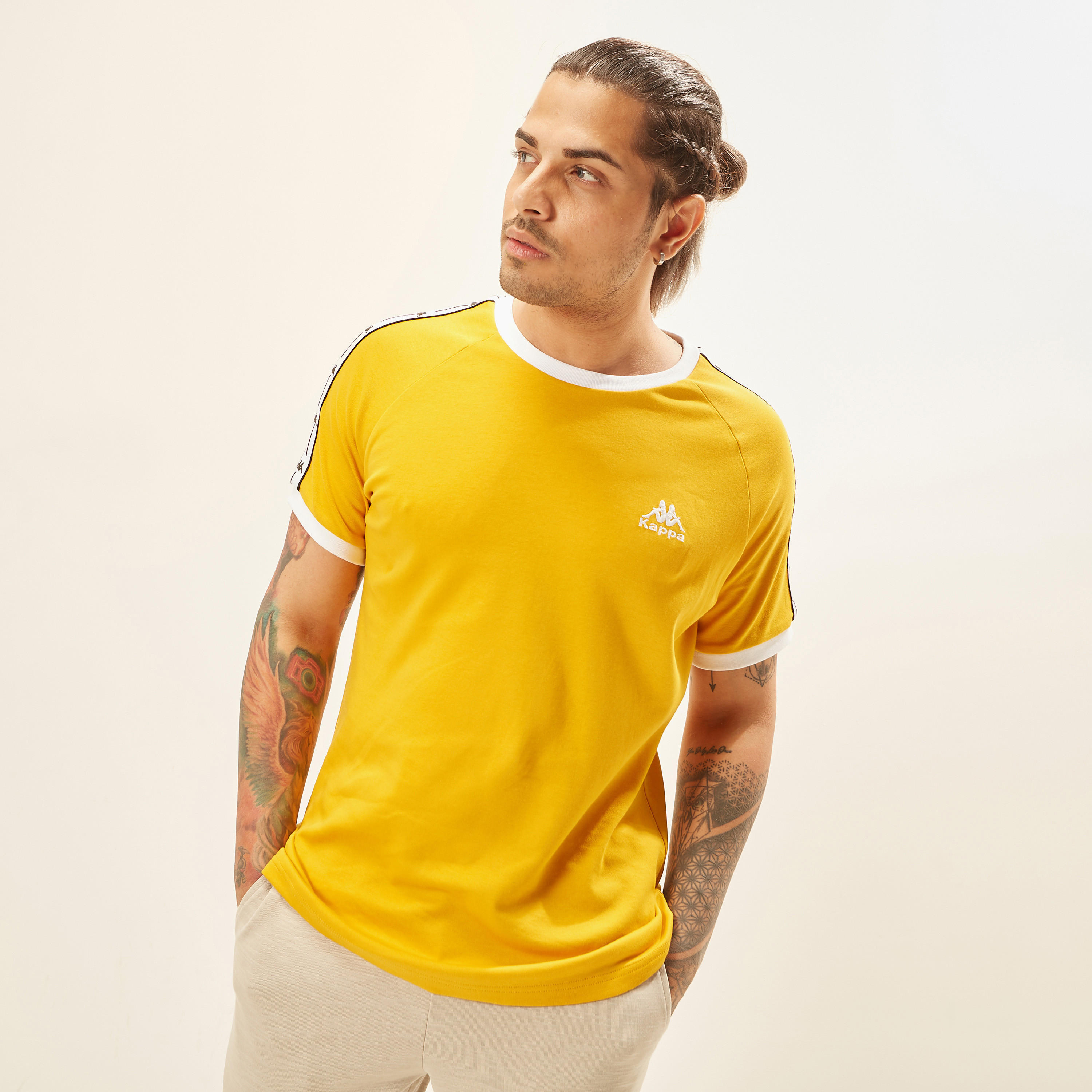 تيشيرت رينجر بياقة ضيقة وأكمام قصيرة وطبعات من كابا-men-clothing-sportswearandactivewear-tshirtsandpolos-image-16
