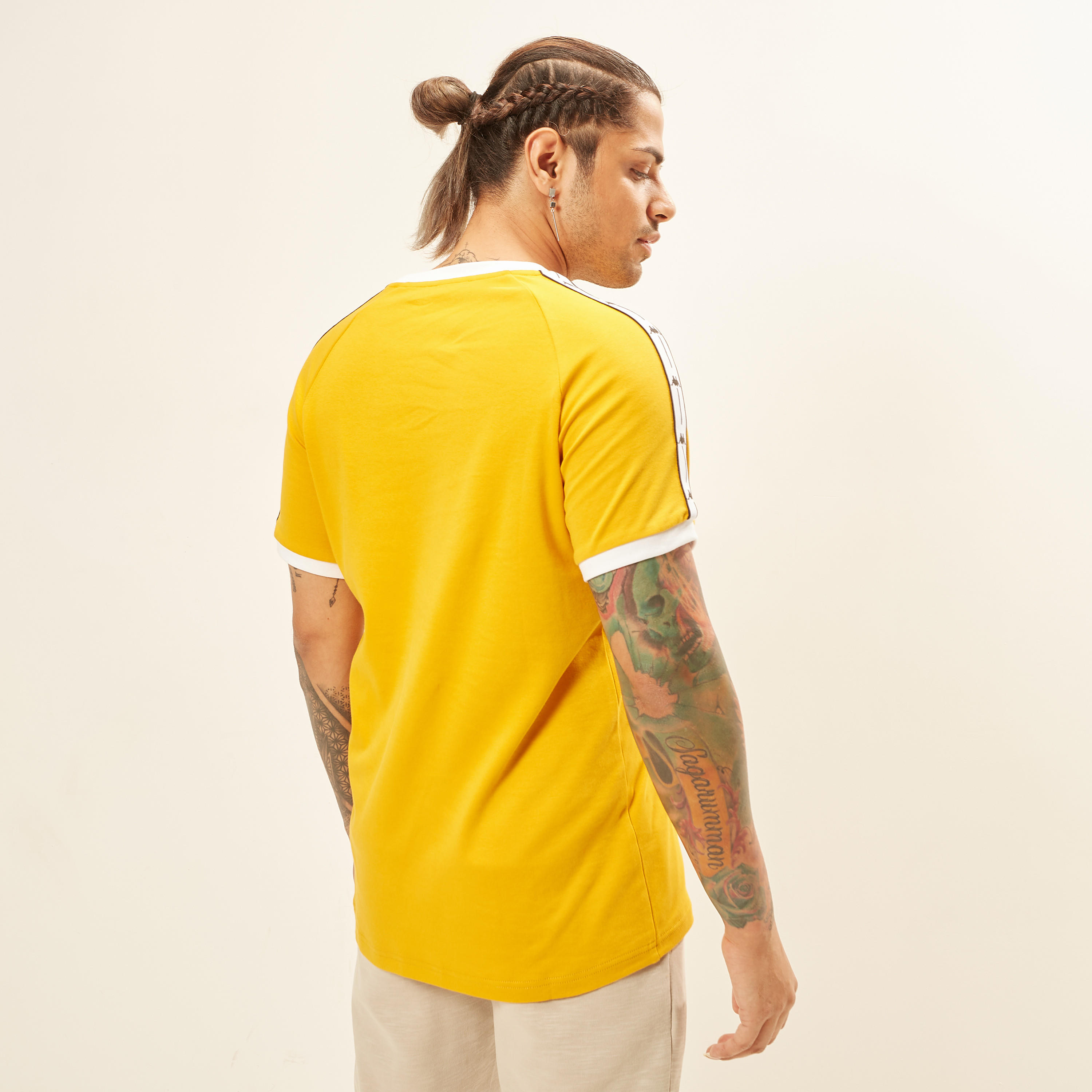 تيشيرت رينجر بياقة ضيقة وأكمام قصيرة وطبعات من كابا-men-clothing-sportswearandactivewear-tshirtsandpolos-image-17