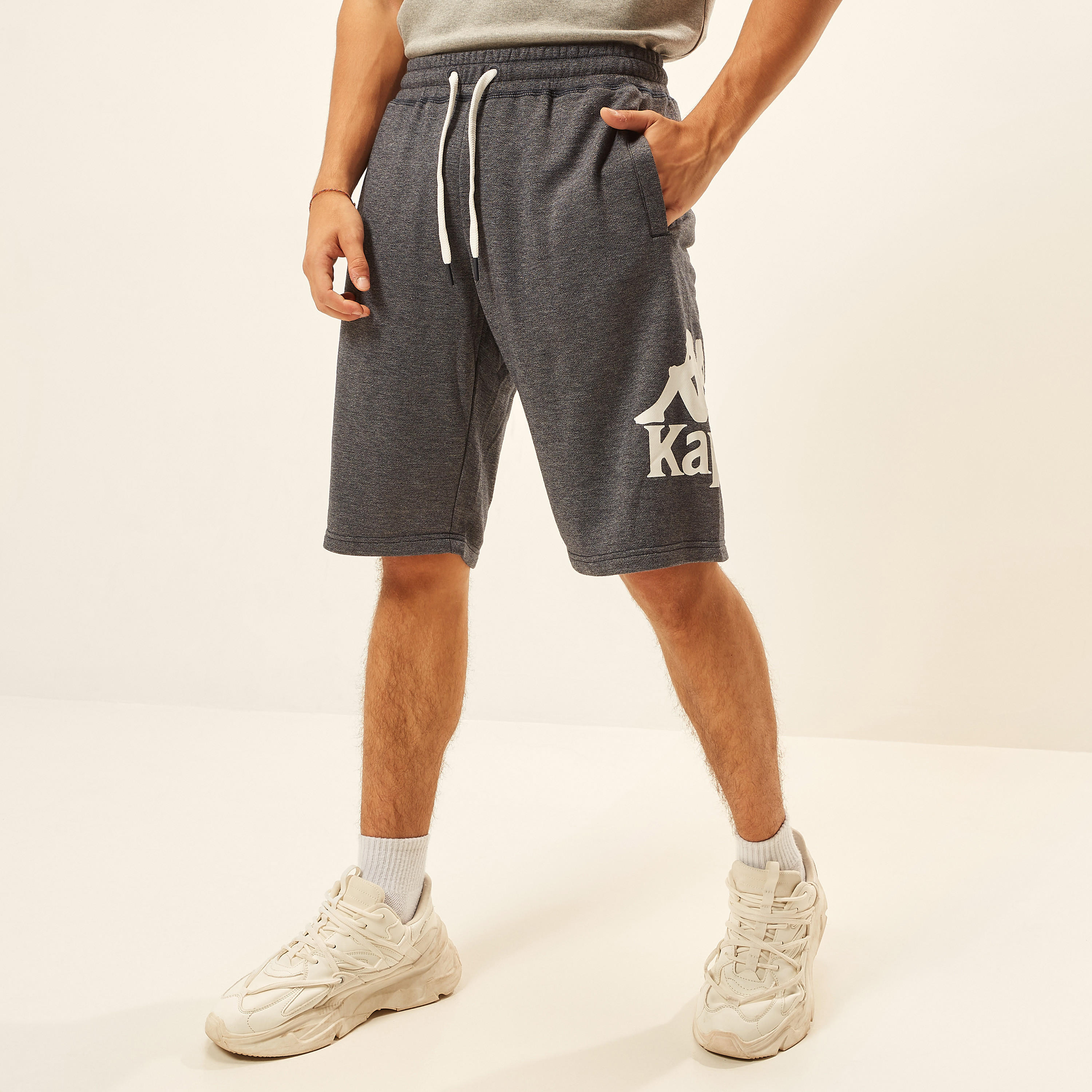 شورت برباط إغلاق وجيوب وطبعات من كابا-men-clothing-sportswearandactivewear-bottoms-image-2