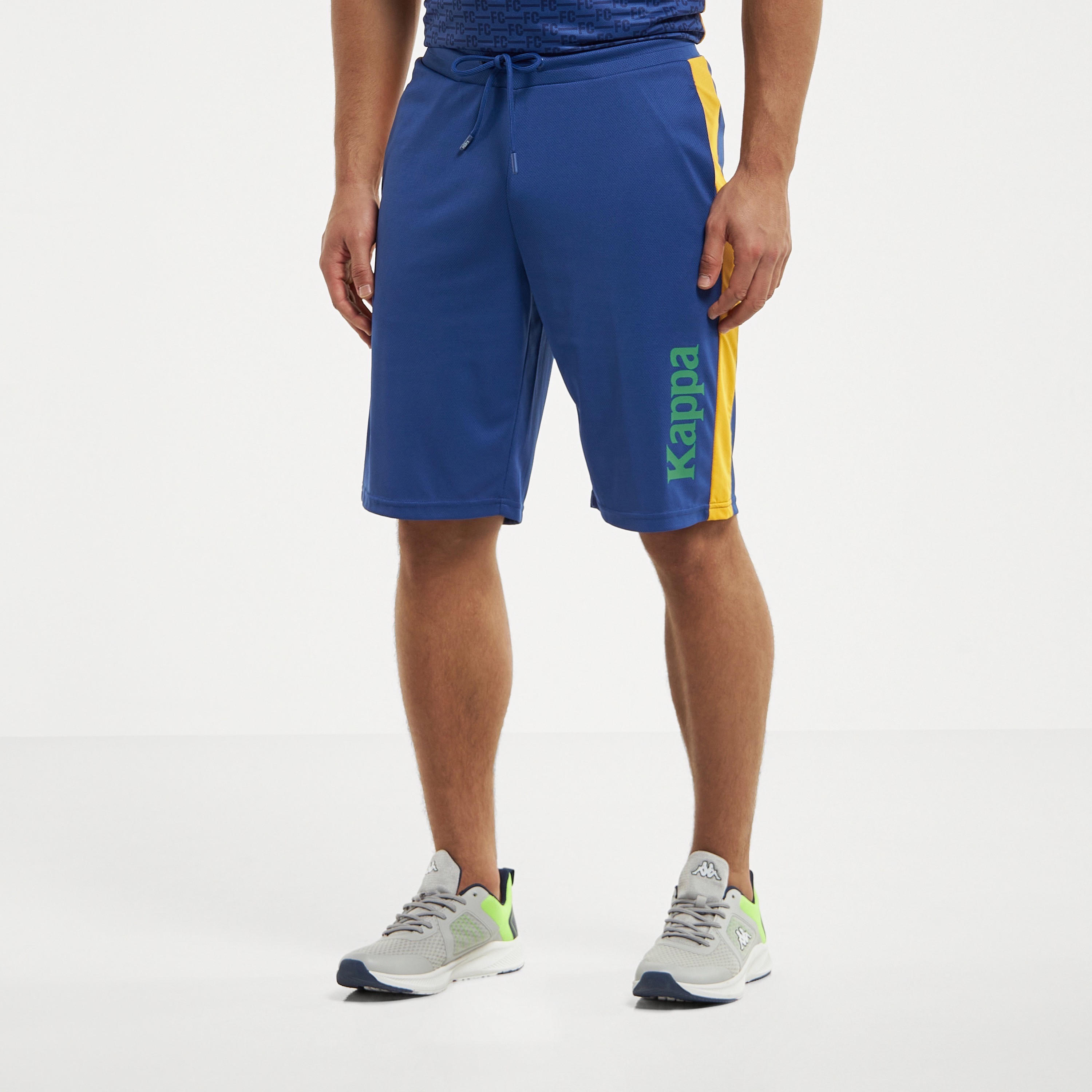 شورت بطبعات فريق لكرة القدم وجيوب من كابا-men-clothing-sportswearandactivewear-bottoms-image-4