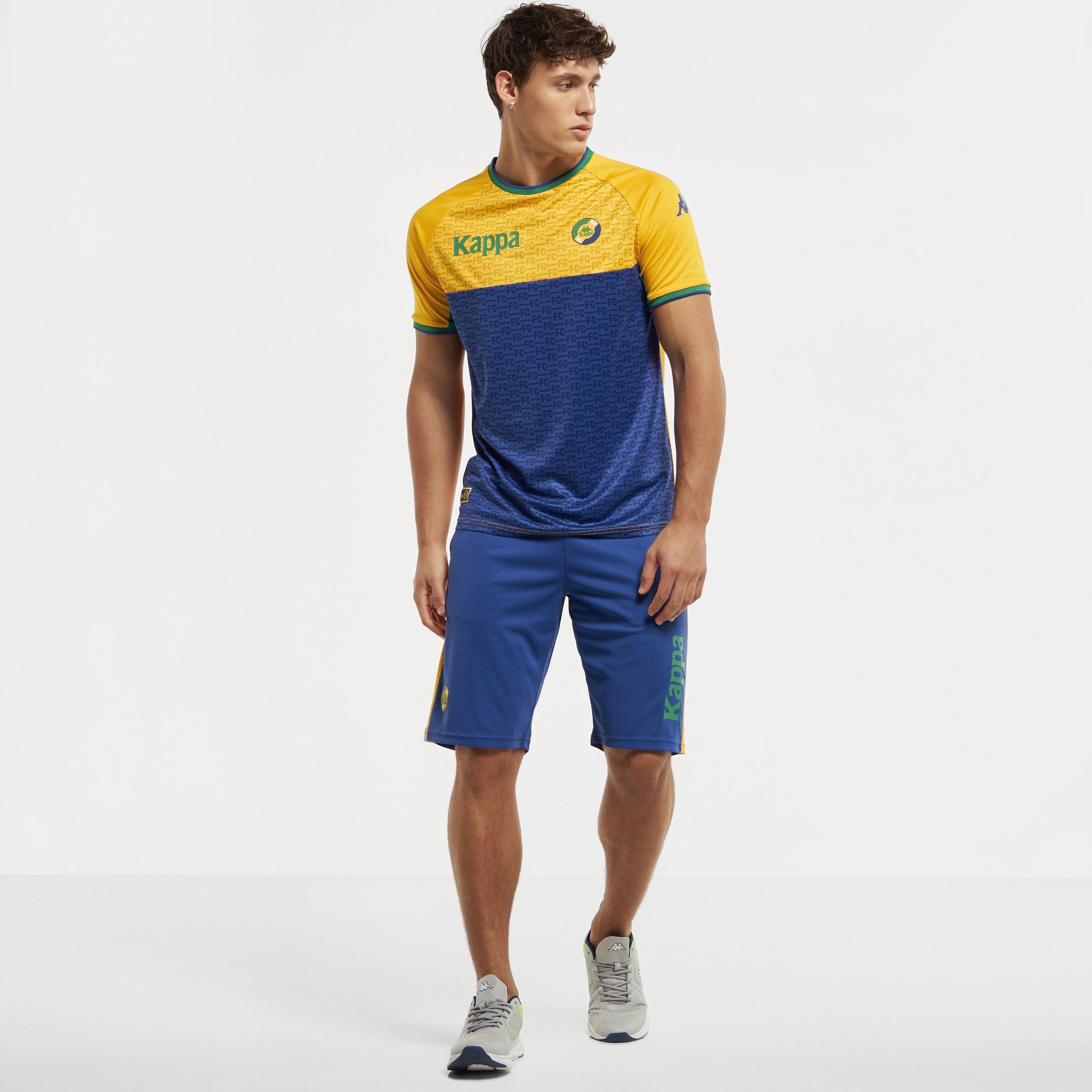 شورت بطبعات فريق لكرة القدم وجيوب من كابا-men-clothing-sportswearandactivewear-bottoms-image-3