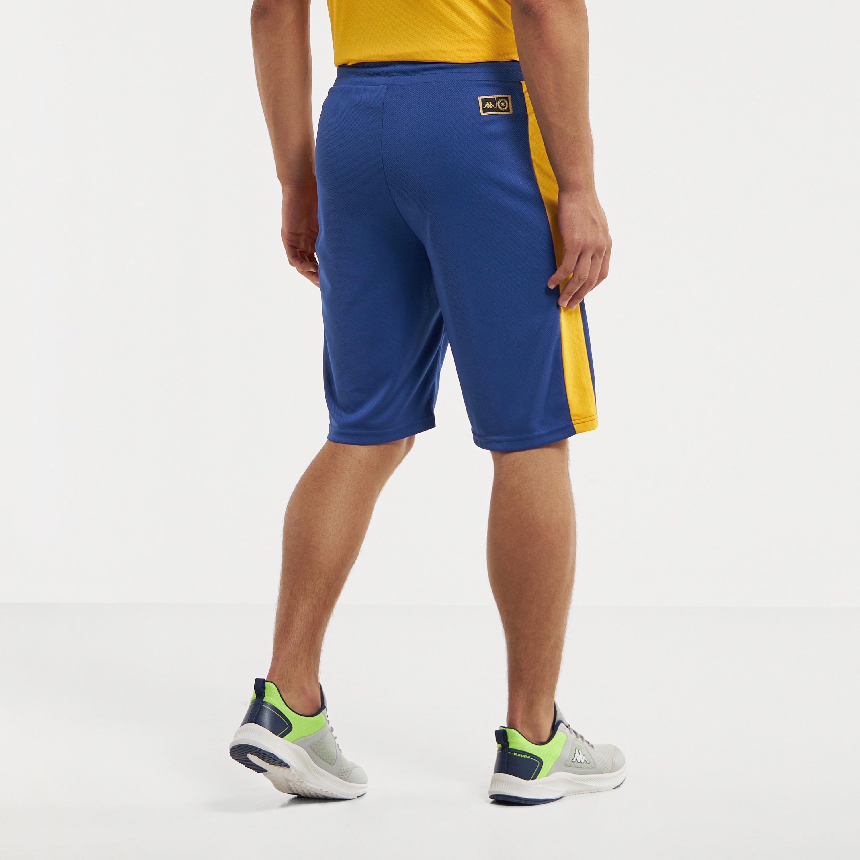 شورت بطبعات فريق لكرة القدم وجيوب من كابا-men-clothing-sportswearandactivewear-bottoms-image-2
